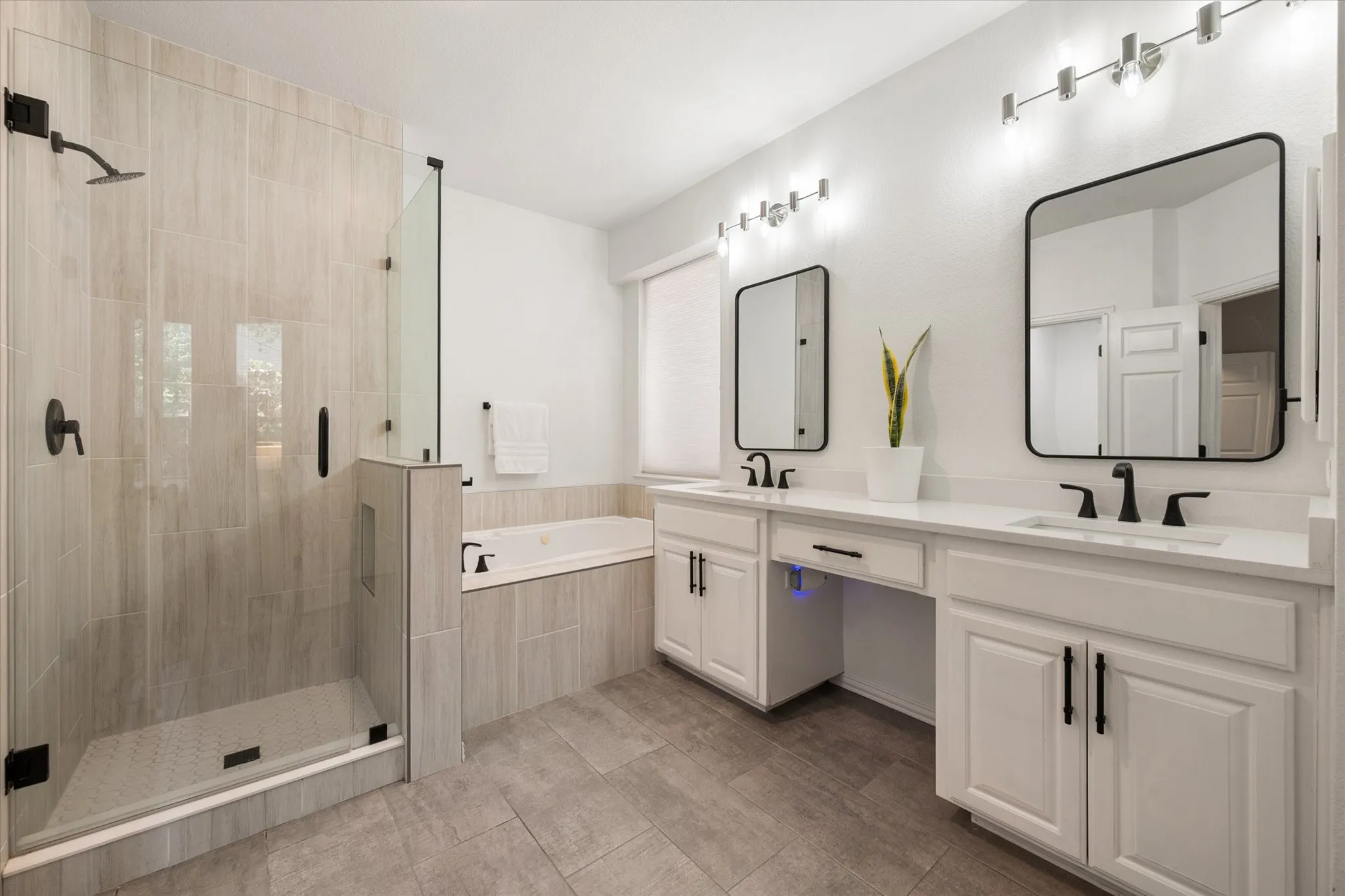 Single Family Residence For Sale in Tarrant County , 2014 Marie Weldon Lane, Arlington, Texas 76001, 4 Bedroom, 4 Bathroom, 2 Garage spaces, 2,819 Sqft, built in 2001, mls#21378244, Real Estate Agent in Arlington, Homes For Sale in Tarrant county, Homes For Sale in Arlington, Realtor in Arlington Texas, Real Estate Brokerage Independent Realty Texas, Luminita Cordes Realtor