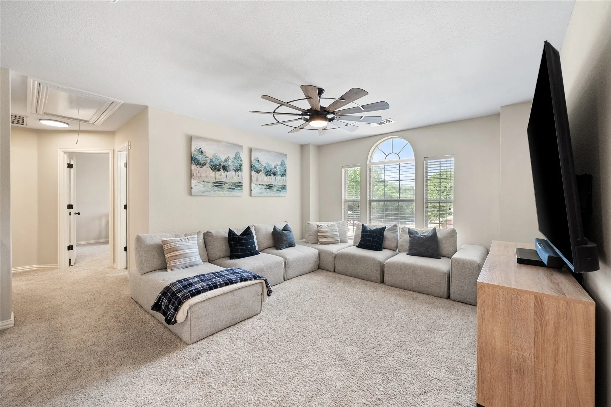 Single Family Residence For Sale in Tarrant County , 2014 Marie Weldon Lane, Arlington, Texas 76001, 4 Bedroom, 4 Bathroom, 2 Garage spaces, 2,819 Sqft, built in 2001, mls#21378244, Real Estate Agent in Arlington, Homes For Sale in Tarrant county, Homes For Sale in Arlington, Realtor in Arlington Texas, Real Estate Brokerage Independent Realty Texas, Luminita Cordes Realtor
