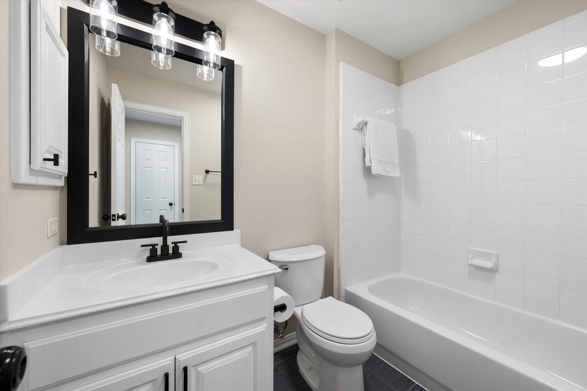 Single Family Residence For Sale in Tarrant County , 2014 Marie Weldon Lane, Arlington, Texas 76001, 4 Bedroom, 4 Bathroom, 2 Garage spaces, 2,819 Sqft, built in 2001, mls#21378244, Real Estate Agent in Arlington, Homes For Sale in Tarrant county, Homes For Sale in Arlington, Realtor in Arlington Texas, Real Estate Brokerage Independent Realty Texas, Luminita Cordes Realtor