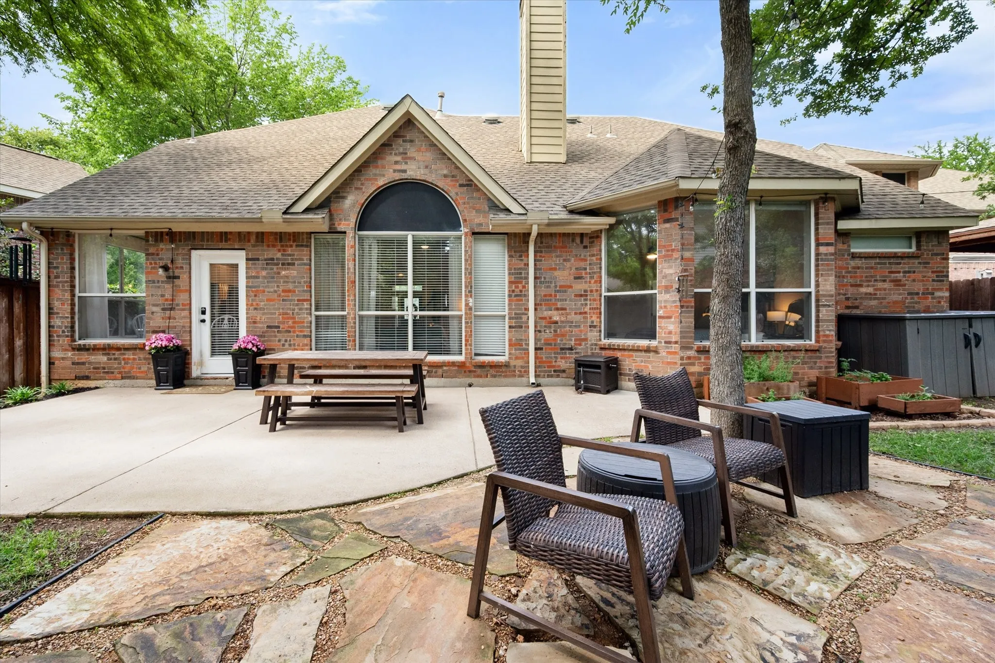 Single Family Residence For Sale in Tarrant County , 2014 Marie Weldon Lane, Arlington, Texas 76001, 4 Bedroom, 4 Bathroom, 2 Garage spaces, 2,819 Sqft, built in 2001, mls#21378244, Real Estate Agent in Arlington, Homes For Sale in Tarrant county, Homes For Sale in Arlington, Realtor in Arlington Texas, Real Estate Brokerage Independent Realty Texas, Luminita Cordes Realtor