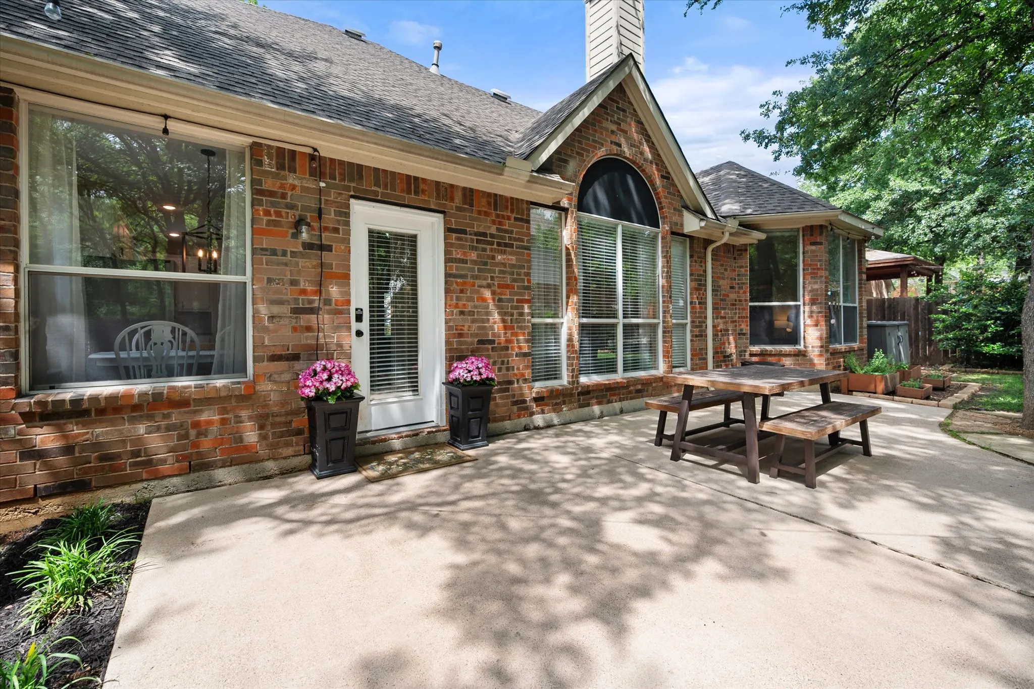 Single Family Residence For Sale in Tarrant County , 2014 Marie Weldon Lane, Arlington, Texas 76001, 4 Bedroom, 4 Bathroom, 2 Garage spaces, 2,819 Sqft, built in 2001, mls#21378244, Real Estate Agent in Arlington, Homes For Sale in Tarrant county, Homes For Sale in Arlington, Realtor in Arlington Texas, Real Estate Brokerage Independent Realty Texas, Luminita Cordes Realtor