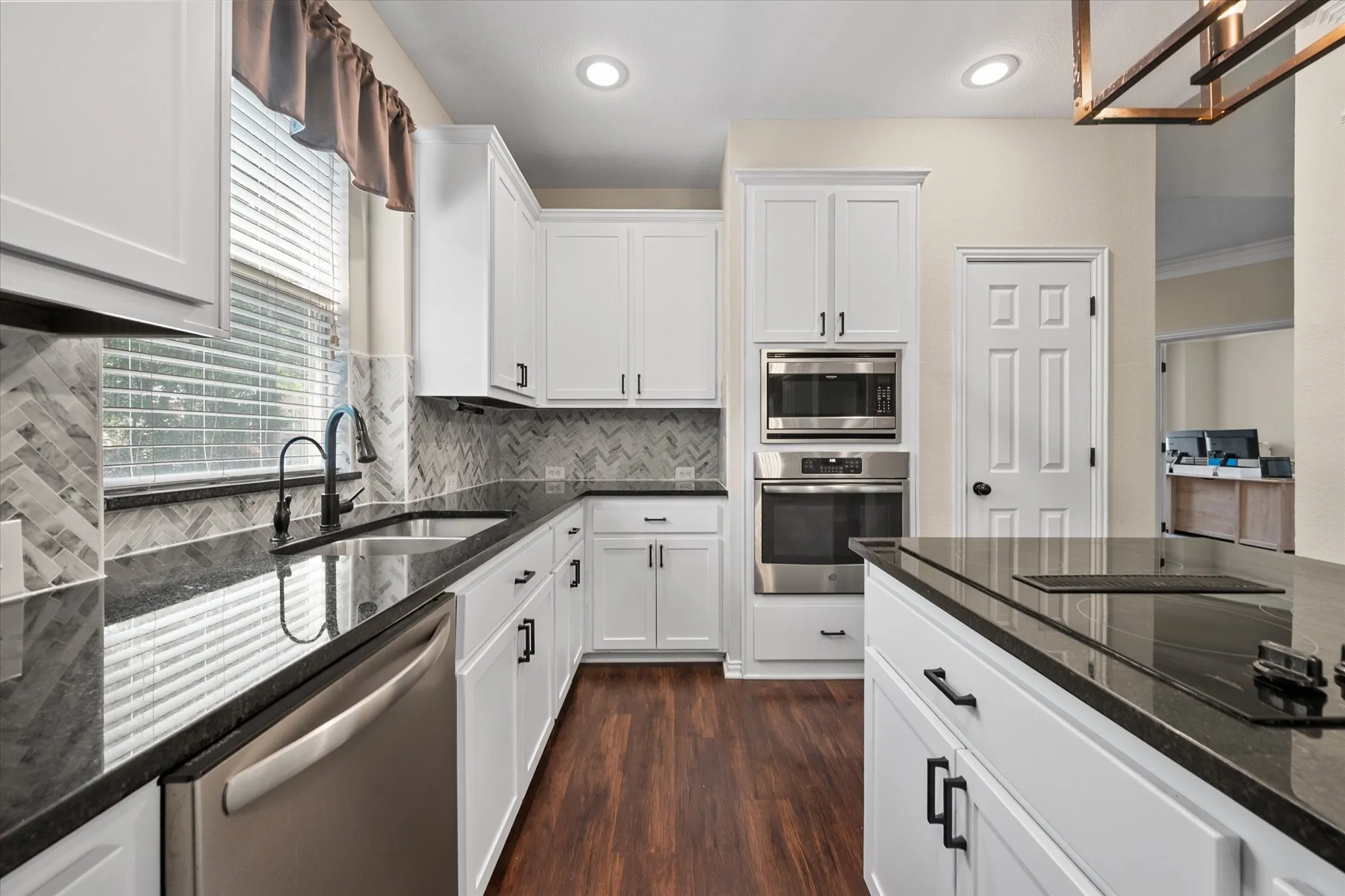 Single Family Residence For Sale in Tarrant County , 2014 Marie Weldon Lane, Arlington, Texas 76001, 4 Bedroom, 4 Bathroom, 2 Garage spaces, 2,819 Sqft, built in 2001, mls#21378244, Real Estate Agent in Arlington, Homes For Sale in Tarrant county, Homes For Sale in Arlington, Realtor in Arlington Texas, Real Estate Brokerage Independent Realty Texas, Luminita Cordes Realtor