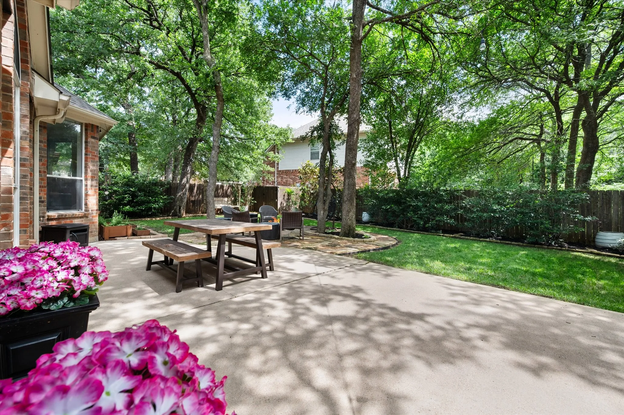 Single Family Residence For Sale in Tarrant County , 2014 Marie Weldon Lane, Arlington, Texas 76001, 4 Bedroom, 4 Bathroom, 2 Garage spaces, 2,819 Sqft, built in 2001, mls#21378244, Real Estate Agent in Arlington, Homes For Sale in Tarrant county, Homes For Sale in Arlington, Realtor in Arlington Texas, Real Estate Brokerage Independent Realty Texas, Luminita Cordes Realtor