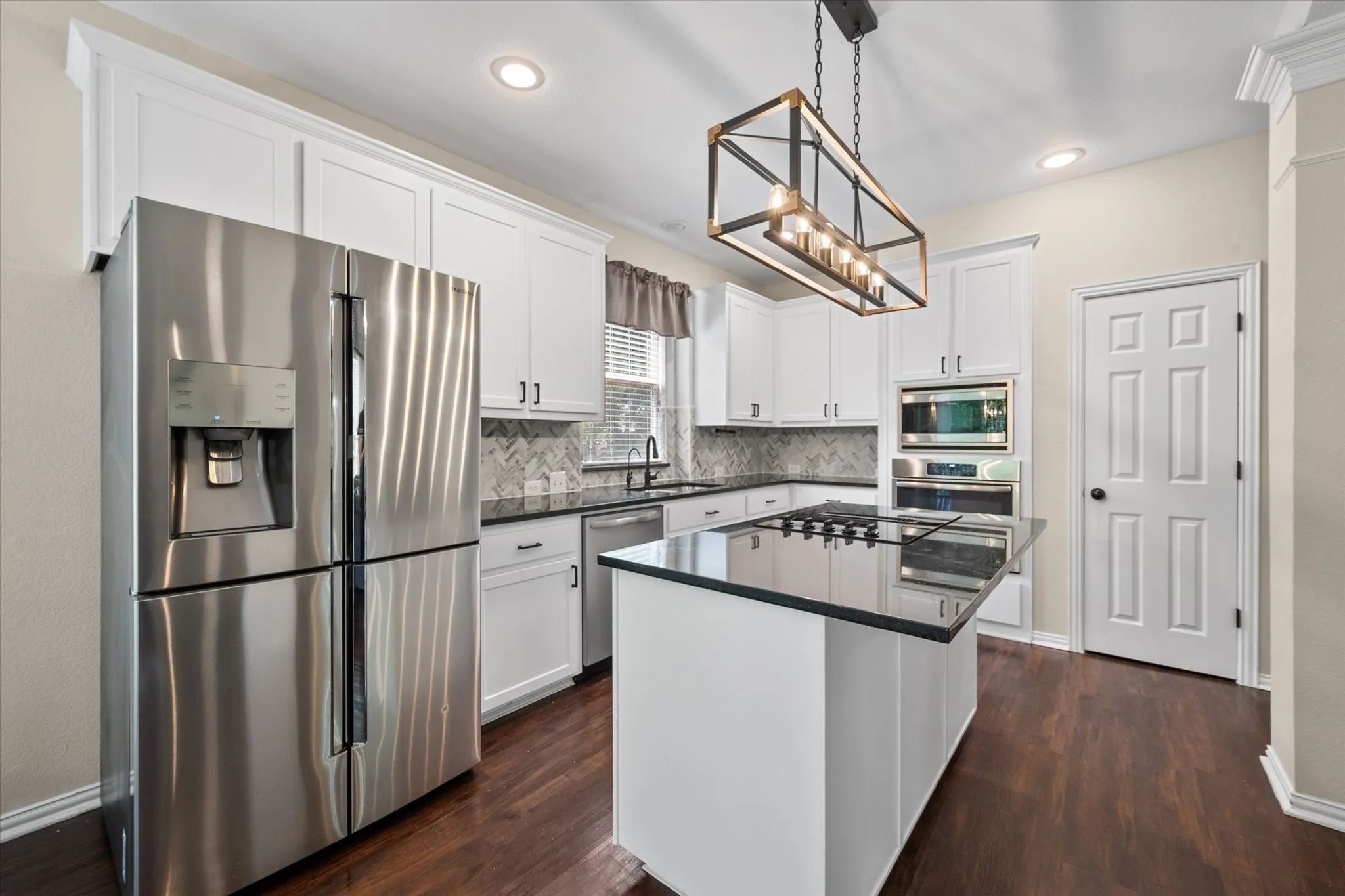 Single Family Residence For Sale in Tarrant County , 2014 Marie Weldon Lane, Arlington, Texas 76001, 4 Bedroom, 4 Bathroom, 2 Garage spaces, 2,819 Sqft, built in 2001, mls#21378244, Real Estate Agent in Arlington, Homes For Sale in Tarrant county, Homes For Sale in Arlington, Realtor in Arlington Texas, Real Estate Brokerage Independent Realty Texas, Luminita Cordes Realtor