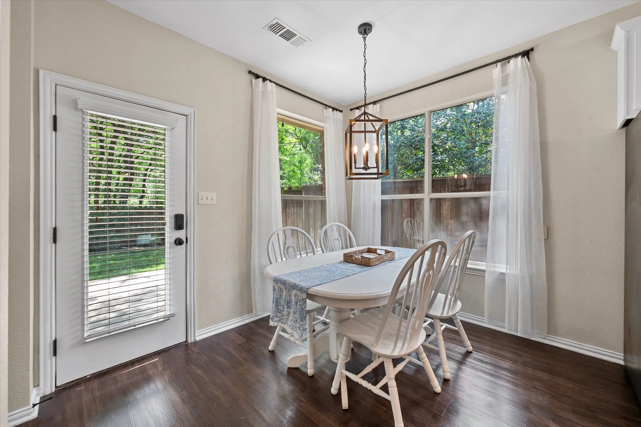 Single Family Residence For Sale in Tarrant County , 2014 Marie Weldon Lane, Arlington, Texas 76001, 4 Bedroom, 4 Bathroom, 2 Garage spaces, 2,819 Sqft, built in 2001, mls#21378244, Real Estate Agent in Arlington, Homes For Sale in Tarrant county, Homes For Sale in Arlington, Realtor in Arlington Texas, Real Estate Brokerage Independent Realty Texas, Luminita Cordes Realtor