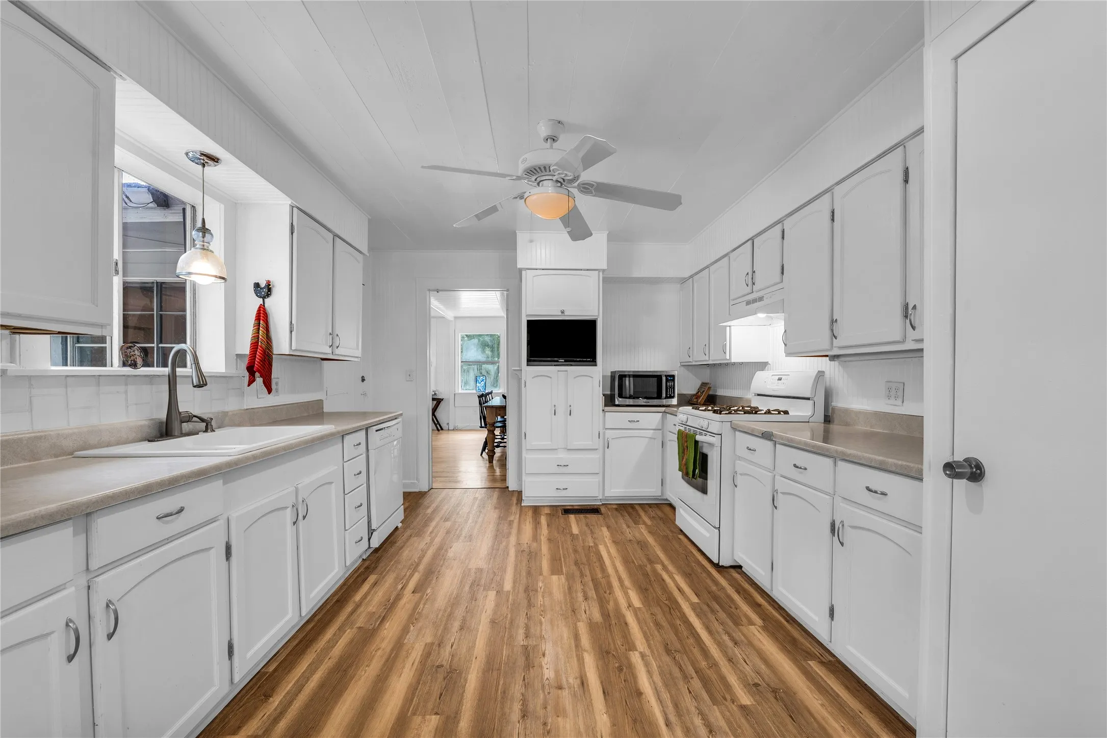 Single Family Residence For Sale in Bosque County , 279 County Road 1710, Clifton, Texas 76634, 3 Bedroom, 3 Bathroom, Garage spaces, 2,906 Sqft, built in 1960, mls#21363994, Real Estate Agent in Clifton, Homes For Sale in Bosque county, Homes For Sale in Clifton, Realtor in Clifton Texas, Real Estate Brokerage Independent Realty Texas, Luminita Cordes Realtor