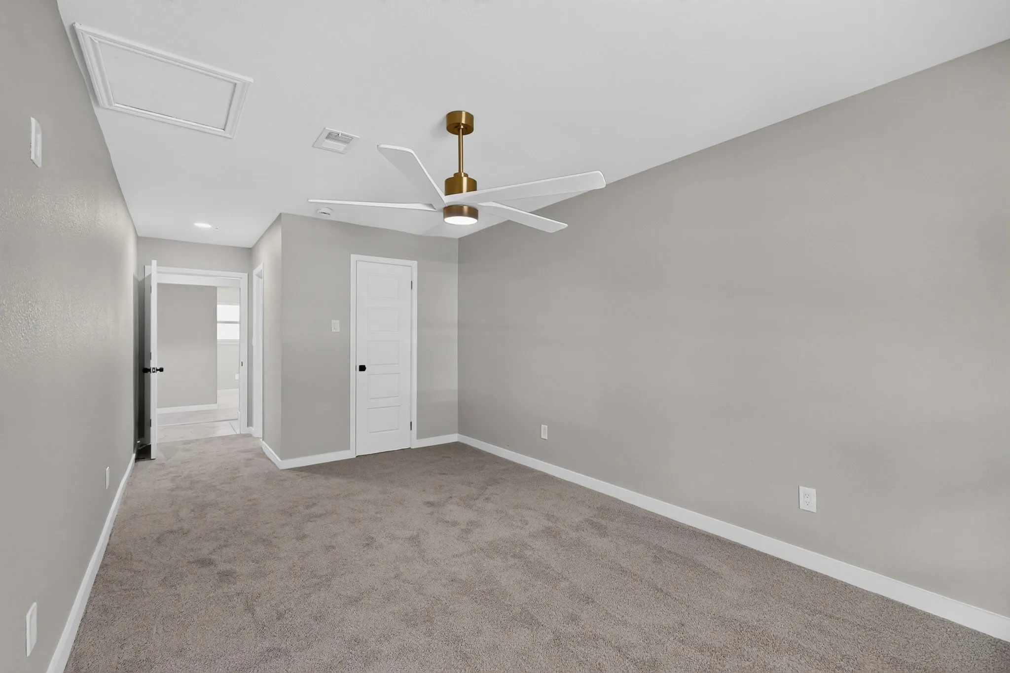 Single Family Residence For Sale in Dallas County , 661 Edgeglen Drive, Dallas, Texas 75217, 4 Bedroom, 3 Bathroom, Garage spaces, 1,497 Sqft, built in 1970, mls#21378189, Real Estate Agent in Dallas, Homes For Sale in Dallas county, Homes For Sale in Dallas, Realtor in Dallas Texas, Real Estate Brokerage Independent Realty Texas, Luminita Cordes Realtor