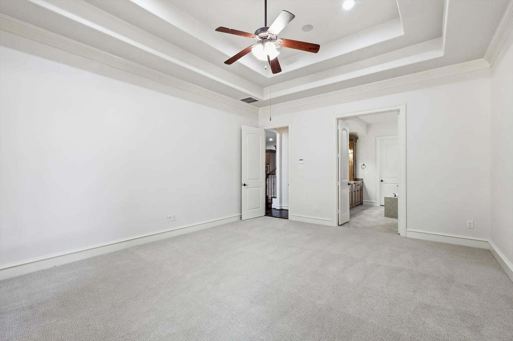 Tray ceiling with recessed lighting and ceiling fan