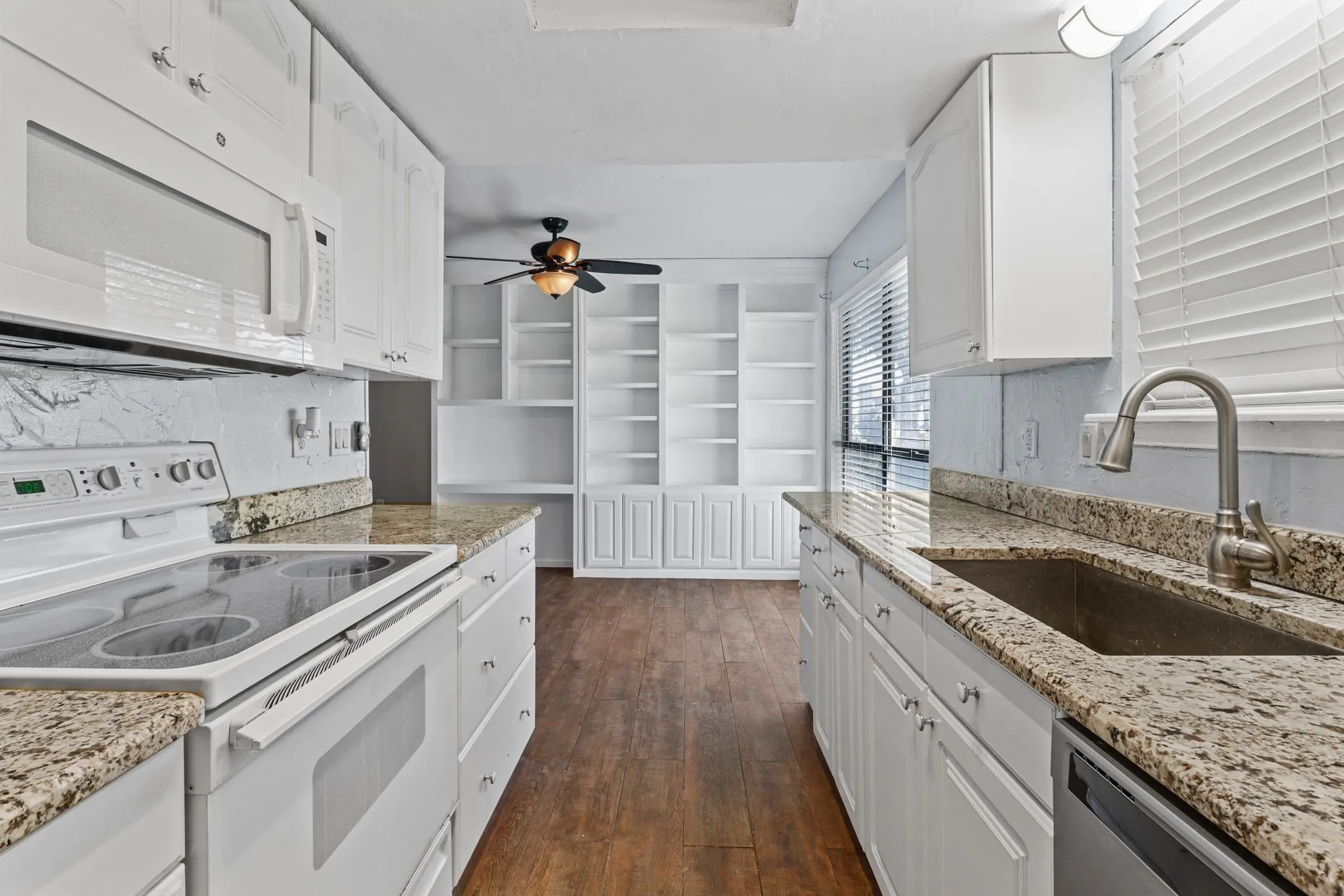 Condominium For Rent in Tarrant County , 2101 Park Willow Lane B, Arlington, Texas 76011, 2 Bedroom, 2 Bathroom, Garage spaces, 1,056 Sqft, built in 1981, mls#21378256, Real Estate Agent in Arlington, Homes For Rent in Tarrant county, Homes For Rent in Arlington, Realtor in Arlington Texas, Real Estate Brokerage Independent Realty Texas, Luminita Cordes Realtor