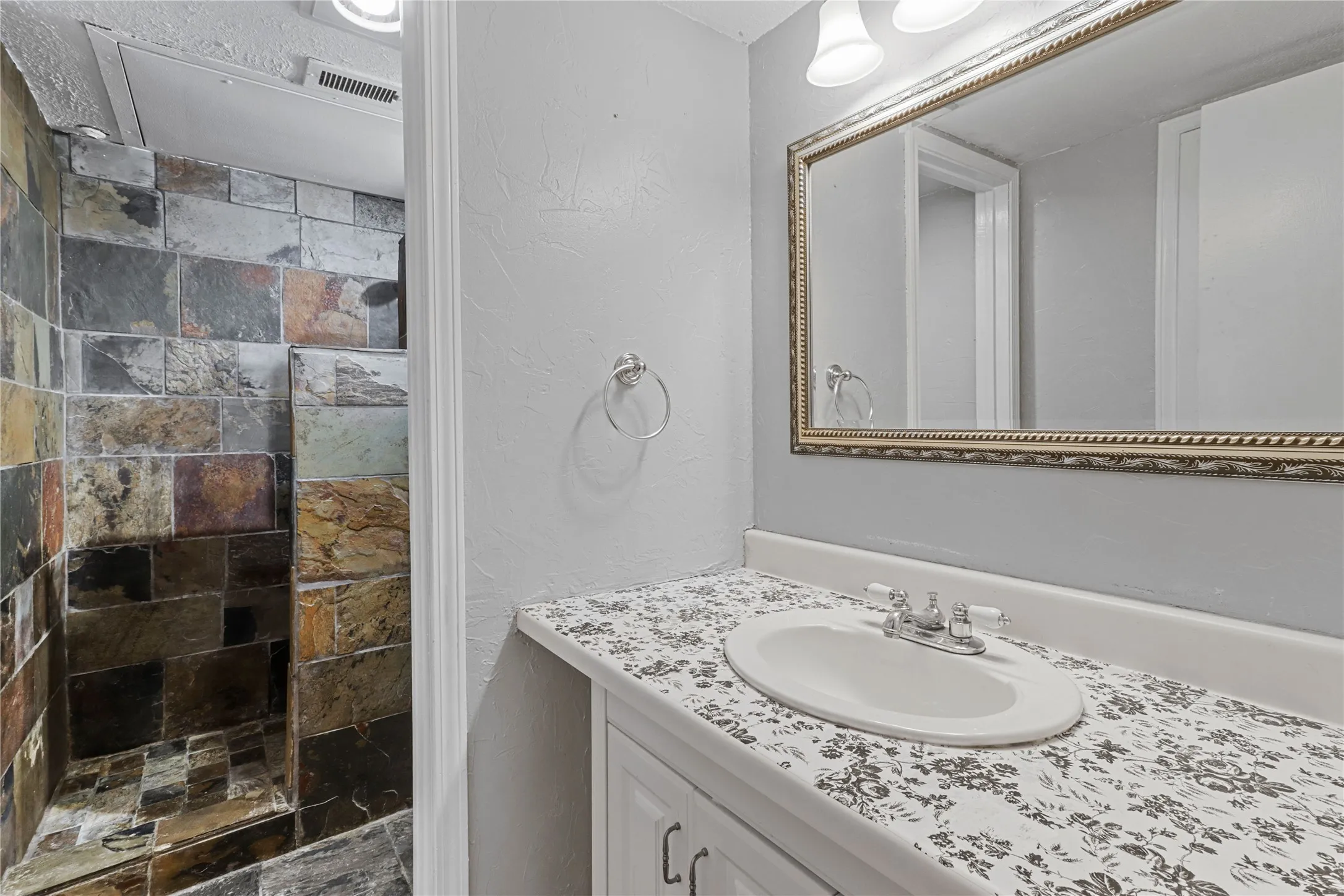 Condominium For Rent in Tarrant County , 2101 Park Willow Lane B, Arlington, Texas 76011, 2 Bedroom, 2 Bathroom, Garage spaces, 1,056 Sqft, built in 1981, mls#21378256, Real Estate Agent in Arlington, Homes For Rent in Tarrant county, Homes For Rent in Arlington, Realtor in Arlington Texas, Real Estate Brokerage Independent Realty Texas, Luminita Cordes Realtor