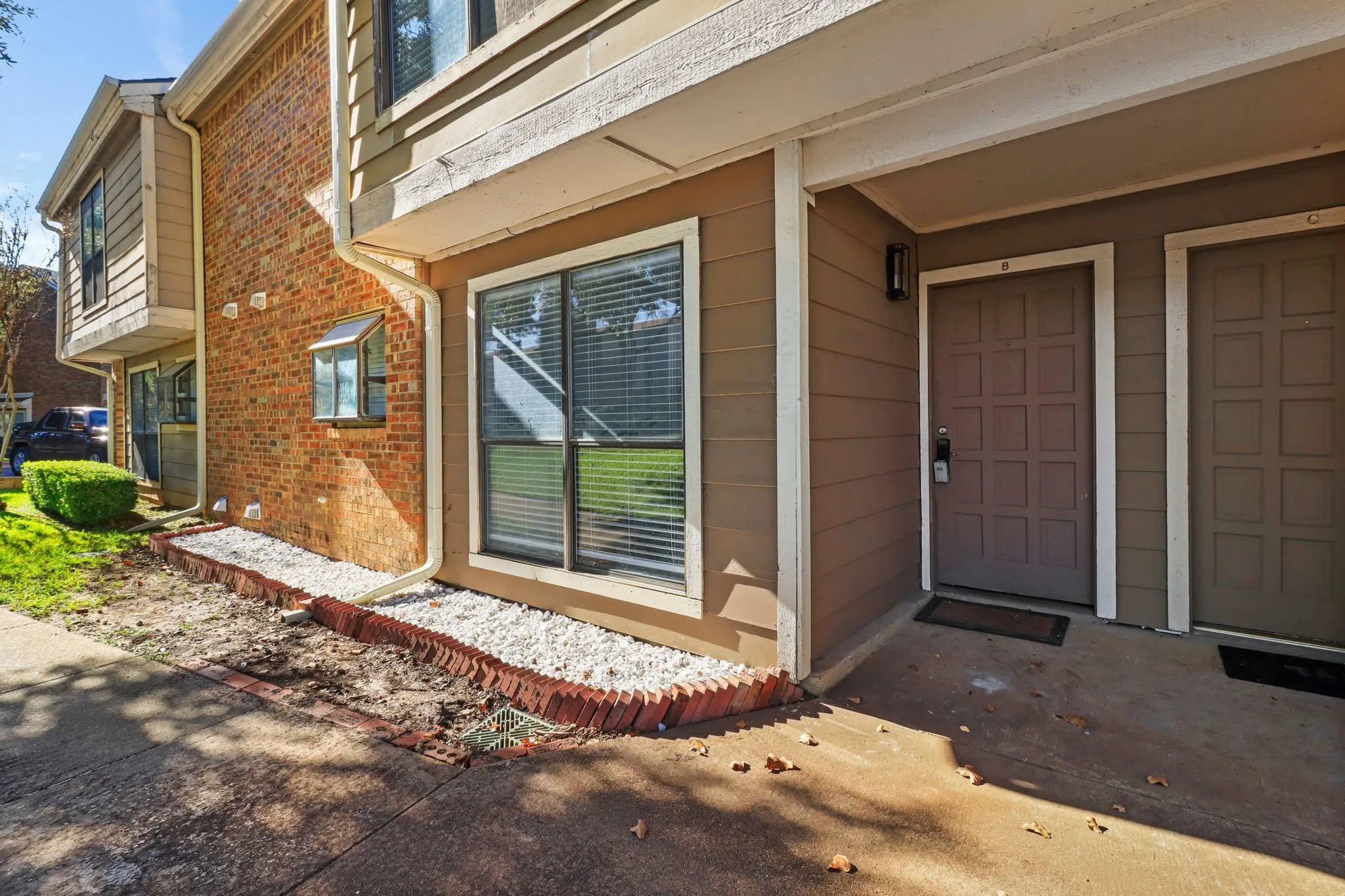 Condominium For Rent in Tarrant County , 2101 Park Willow Lane B, Arlington, Texas 76011, 2 Bedroom, 2 Bathroom, Garage spaces, 1,056 Sqft, built in 1981, mls#21378256, Real Estate Agent in Arlington, Homes For Rent in Tarrant county, Homes For Rent in Arlington, Realtor in Arlington Texas, Real Estate Brokerage Independent Realty Texas, Luminita Cordes Realtor