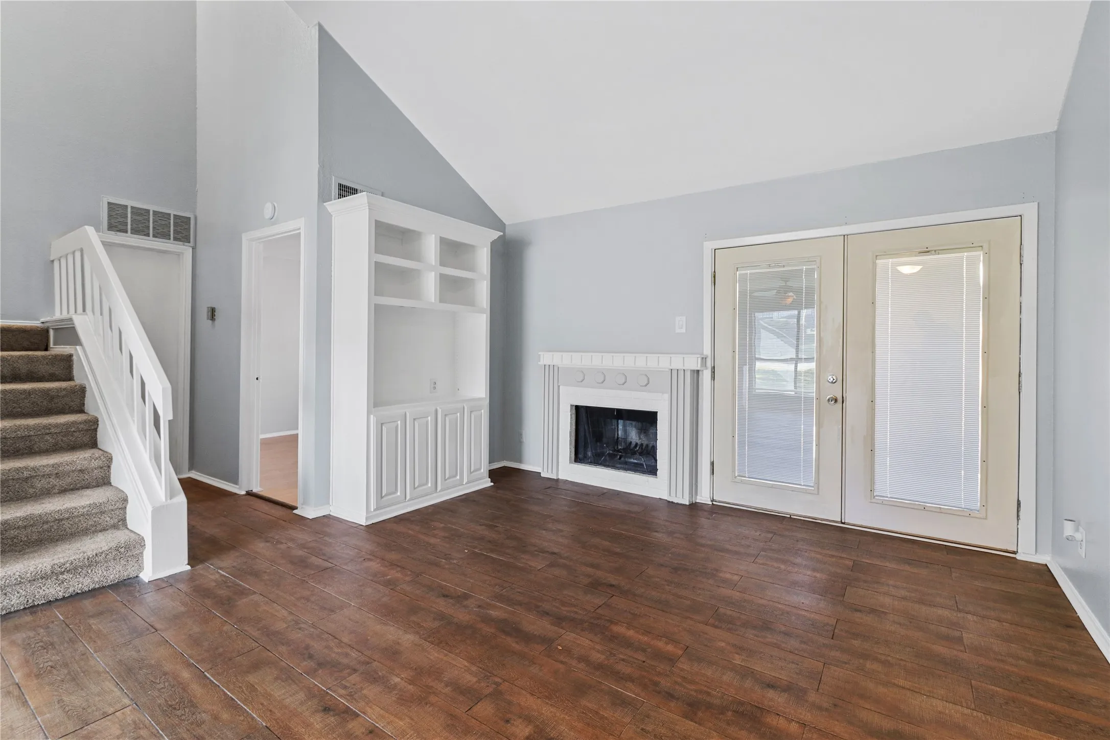 Condominium For Rent in Tarrant County , 2101 Park Willow Lane B, Arlington, Texas 76011, 2 Bedroom, 2 Bathroom, Garage spaces, 1,056 Sqft, built in 1981, mls#21378256, Real Estate Agent in Arlington, Homes For Rent in Tarrant county, Homes For Rent in Arlington, Realtor in Arlington Texas, Real Estate Brokerage Independent Realty Texas, Luminita Cordes Realtor