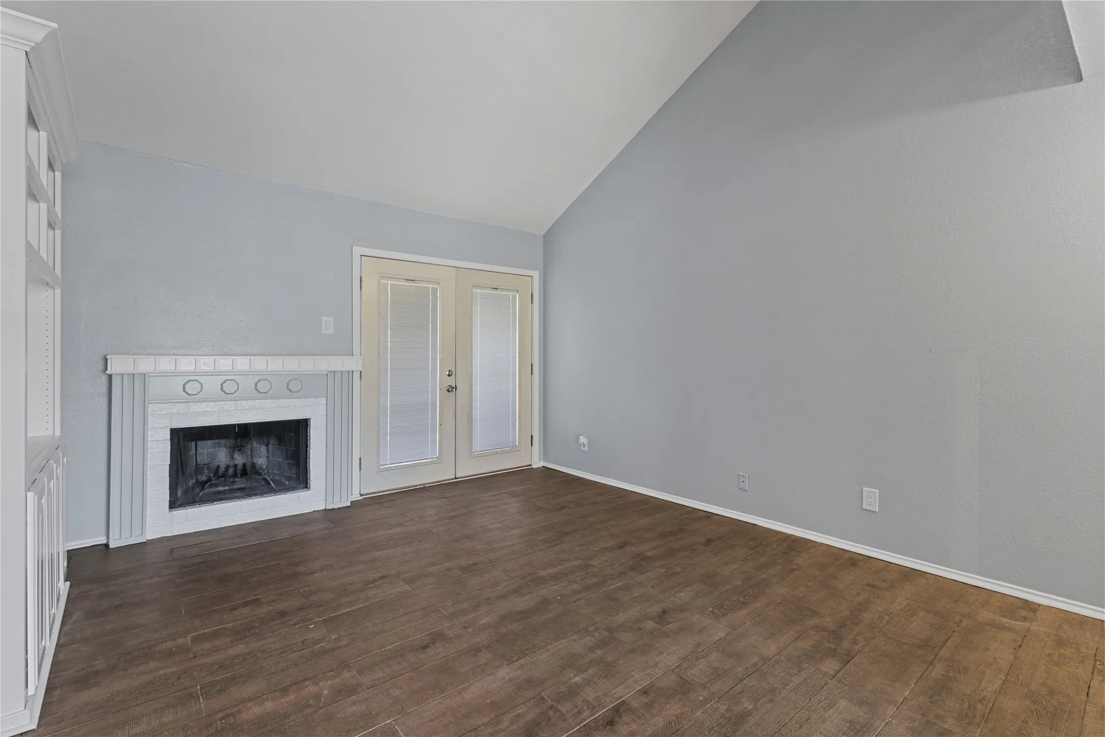 Condominium For Rent in Tarrant County , 2101 Park Willow Lane B, Arlington, Texas 76011, 2 Bedroom, 2 Bathroom, Garage spaces, 1,056 Sqft, built in 1981, mls#21378256, Real Estate Agent in Arlington, Homes For Rent in Tarrant county, Homes For Rent in Arlington, Realtor in Arlington Texas, Real Estate Brokerage Independent Realty Texas, Luminita Cordes Realtor