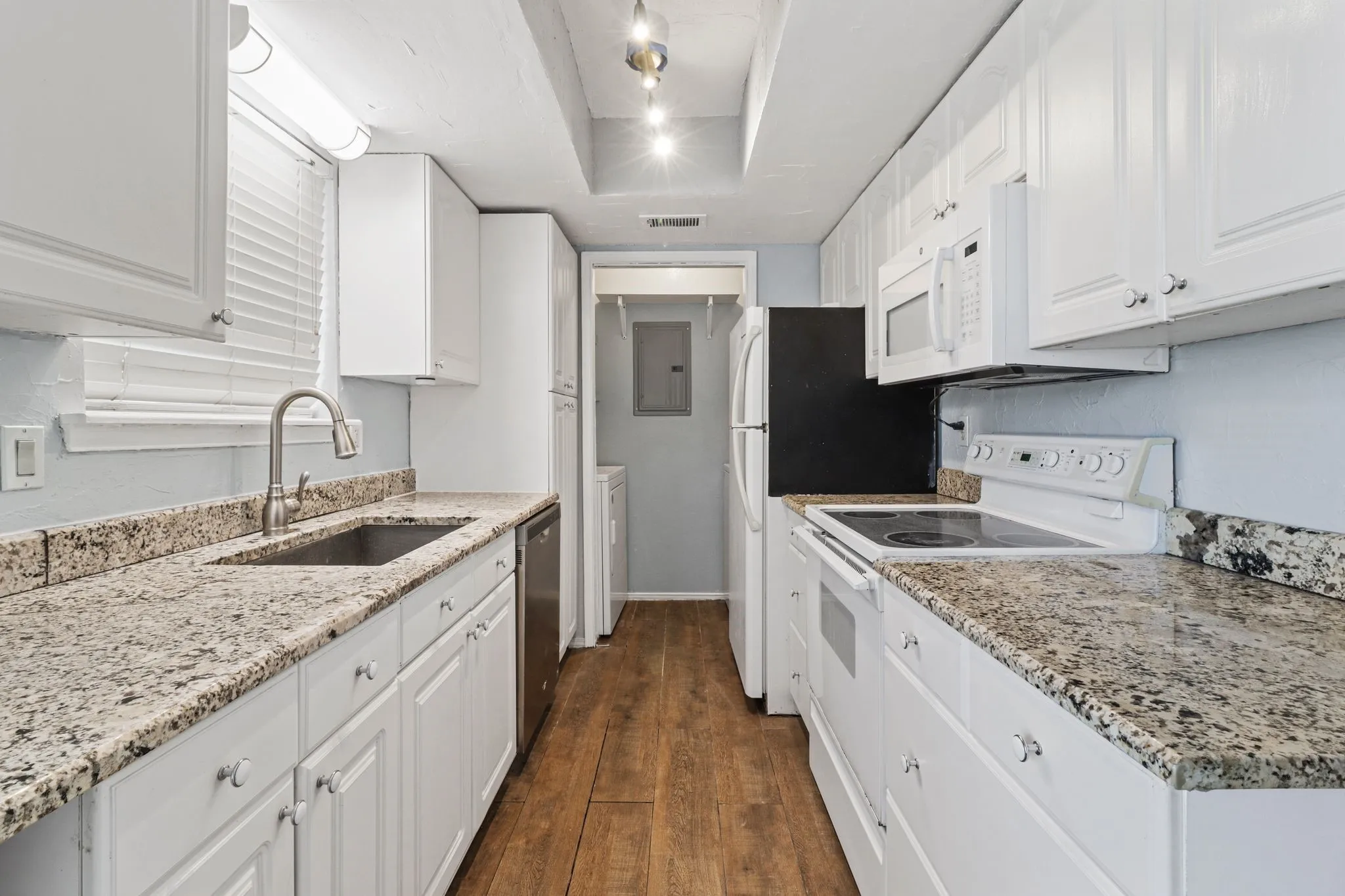 Condominium For Rent in Tarrant County , 2101 Park Willow Lane B, Arlington, Texas 76011, 2 Bedroom, 2 Bathroom, Garage spaces, 1,056 Sqft, built in 1981, mls#21378256, Real Estate Agent in Arlington, Homes For Rent in Tarrant county, Homes For Rent in Arlington, Realtor in Arlington Texas, Real Estate Brokerage Independent Realty Texas, Luminita Cordes Realtor