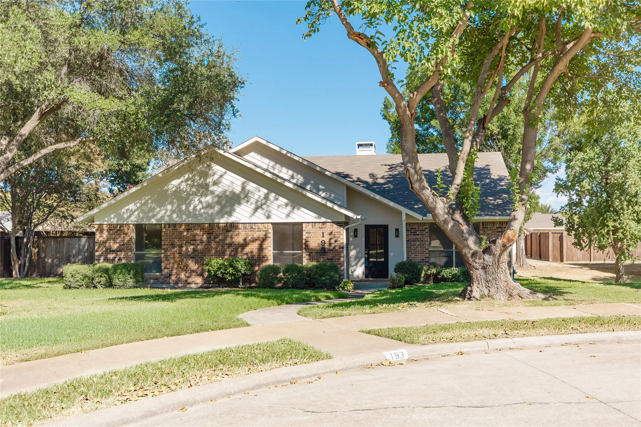 Single Family Residence For Sale in Dallas County , 193 Simmons Drive, Coppell, Texas 75019, 3 Bedroom, 2 Bathroom, 2 Garage spaces, 1,855 Sqft, built in 1983, mls#21376366, Real Estate Agent in Coppell, Homes For Sale in Dallas county, Homes For Sale in Coppell, Realtor in Coppell Texas, Real Estate Brokerage Independent Realty Texas, Luminita Cordes Realtor