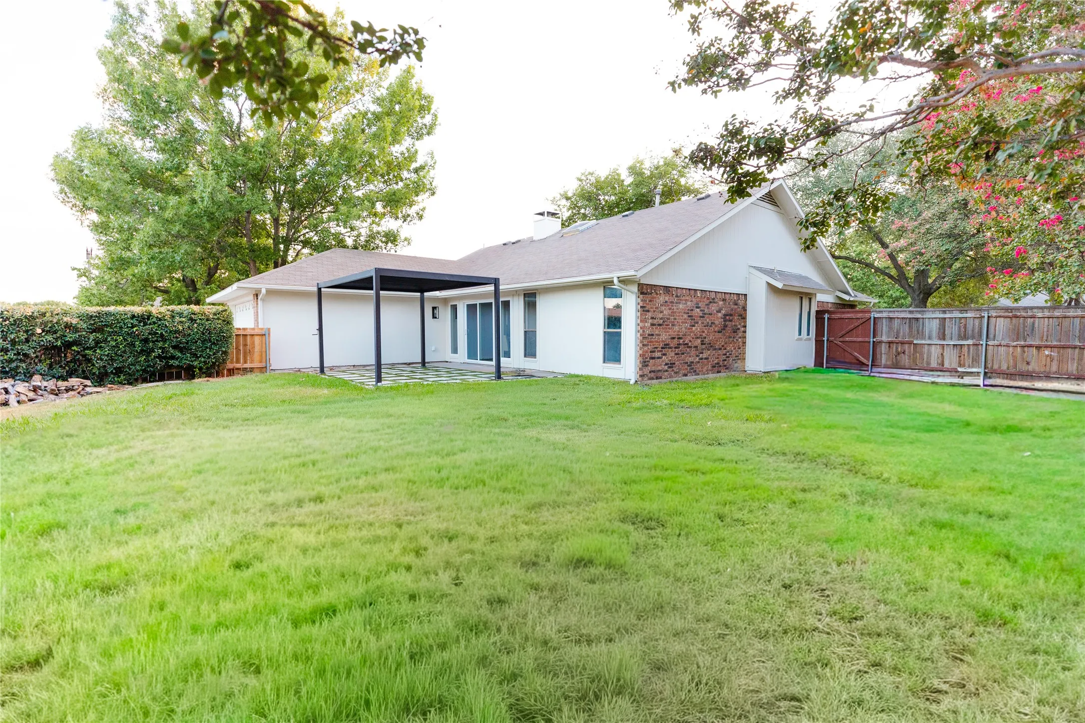 Single Family Residence For Sale in Dallas County , 193 Simmons Drive, Coppell, Texas 75019, 3 Bedroom, 2 Bathroom, 2 Garage spaces, 1,855 Sqft, built in 1983, mls#21376366, Real Estate Agent in Coppell, Homes For Sale in Dallas county, Homes For Sale in Coppell, Realtor in Coppell Texas, Real Estate Brokerage Independent Realty Texas, Luminita Cordes Realtor