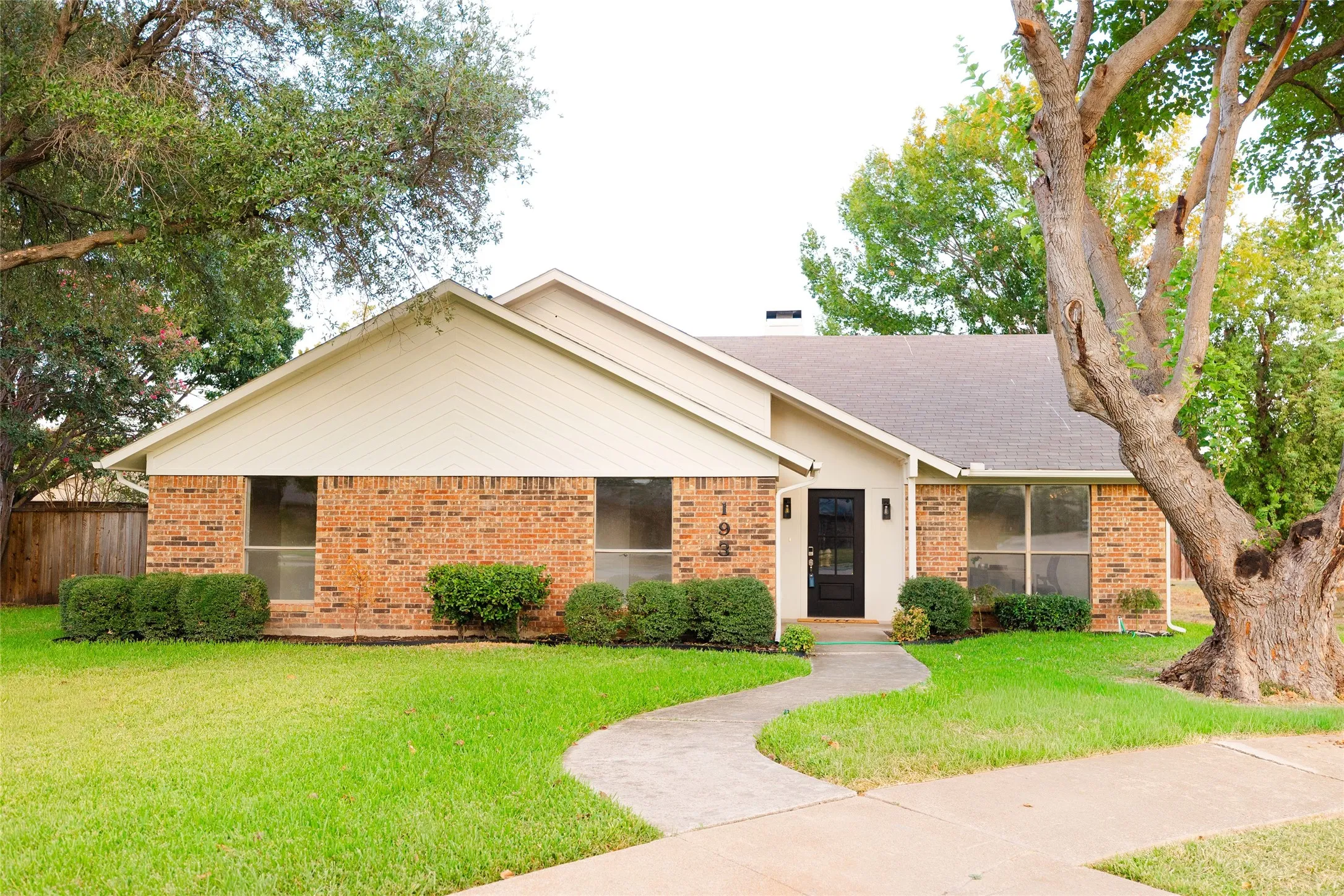 Single Family Residence For Sale in Dallas County , 193 Simmons Drive, Coppell, Texas 75019, 3 Bedroom, 2 Bathroom, 2 Garage spaces, 1,855 Sqft, built in 1983, mls#21376366, Real Estate Agent in Coppell, Homes For Sale in Dallas county, Homes For Sale in Coppell, Realtor in Coppell Texas, Real Estate Brokerage Independent Realty Texas, Luminita Cordes Realtor
