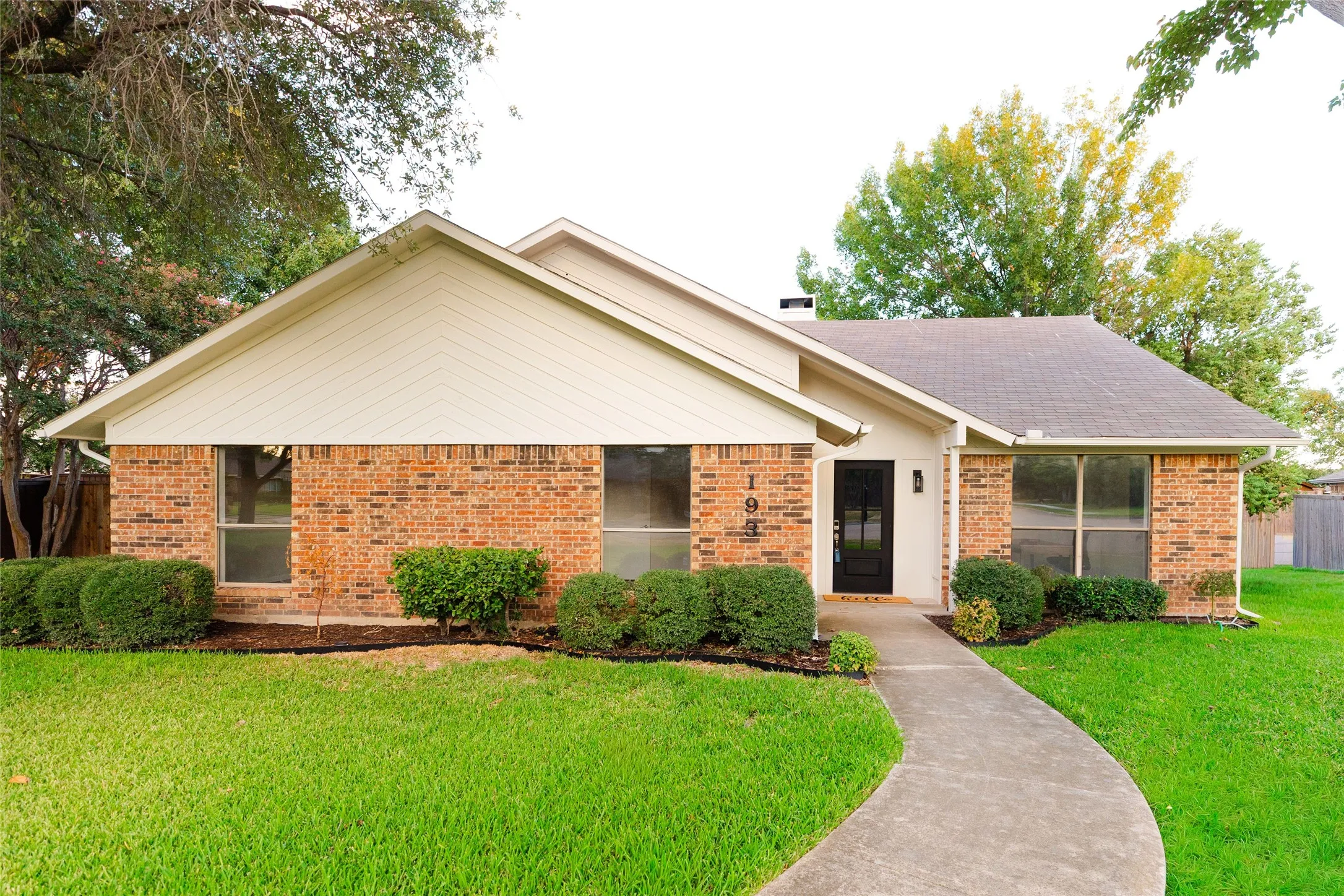 Single Family Residence For Sale in Dallas County , 193 Simmons Drive, Coppell, Texas 75019, 3 Bedroom, 2 Bathroom, 2 Garage spaces, 1,855 Sqft, built in 1983, mls#21376366, Real Estate Agent in Coppell, Homes For Sale in Dallas county, Homes For Sale in Coppell, Realtor in Coppell Texas, Real Estate Brokerage Independent Realty Texas, Luminita Cordes Realtor