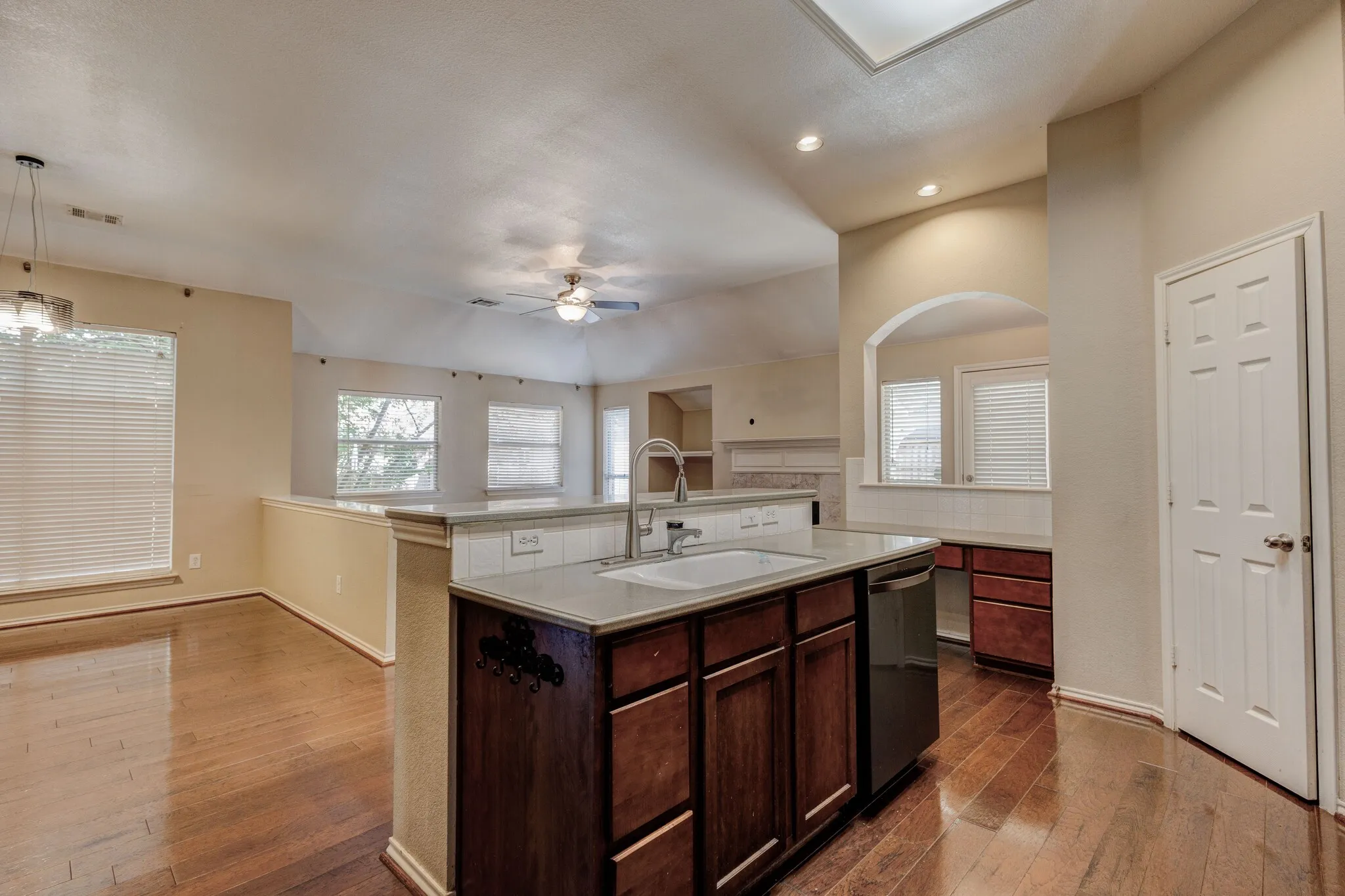 Single Family Residence For Rent in Collin County , 3200 Edgebrook Court, Wylie, Texas 75098, 4 Bedroom, 2 Bathroom, 2 Garage spaces, 2,200 Sqft, built in 2002, mls#21374202, Real Estate Agent in Wylie, Homes For Rent in Collin county, Homes For Rent in Wylie, Realtor in Wylie Texas, Real Estate Brokerage Independent Realty Texas, Luminita Cordes Realtor