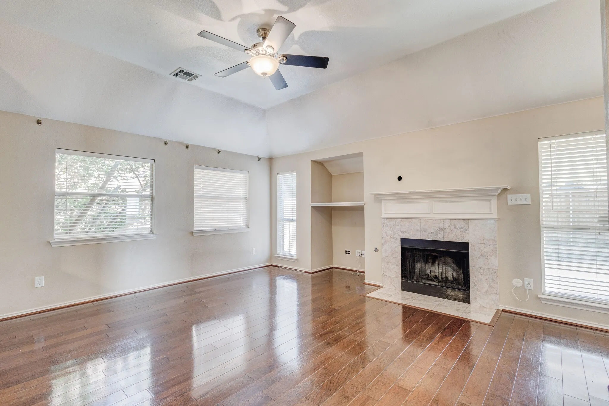 Single Family Residence For Rent in Collin County , 3200 Edgebrook Court, Wylie, Texas 75098, 4 Bedroom, 2 Bathroom, 2 Garage spaces, 2,200 Sqft, built in 2002, mls#21374202, Real Estate Agent in Wylie, Homes For Rent in Collin county, Homes For Rent in Wylie, Realtor in Wylie Texas, Real Estate Brokerage Independent Realty Texas, Luminita Cordes Realtor