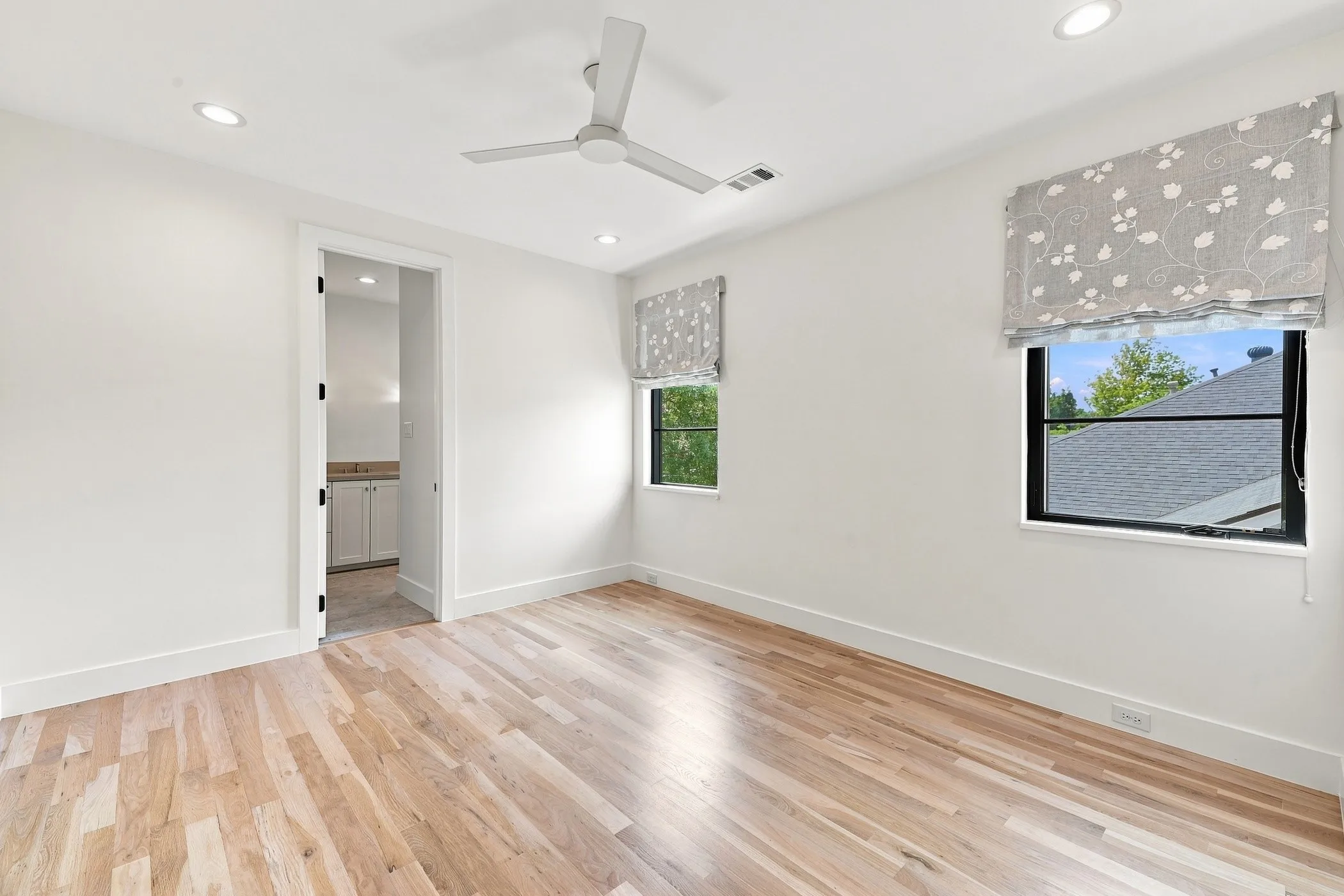 Single Family Residence For Sale in Dallas County , 6516 Kenwood Avenue, Dallas, Texas 75214, 5 Bedroom, 6 Bathroom, 2 Garage spaces, 5,306 Sqft, built in 2020, mls#21377041, Real Estate Agent in Dallas, Homes For Sale in Dallas county, Homes For Sale in Dallas, Realtor in Dallas Texas, Real Estate Brokerage Independent Realty Texas, Luminita Cordes Realtor