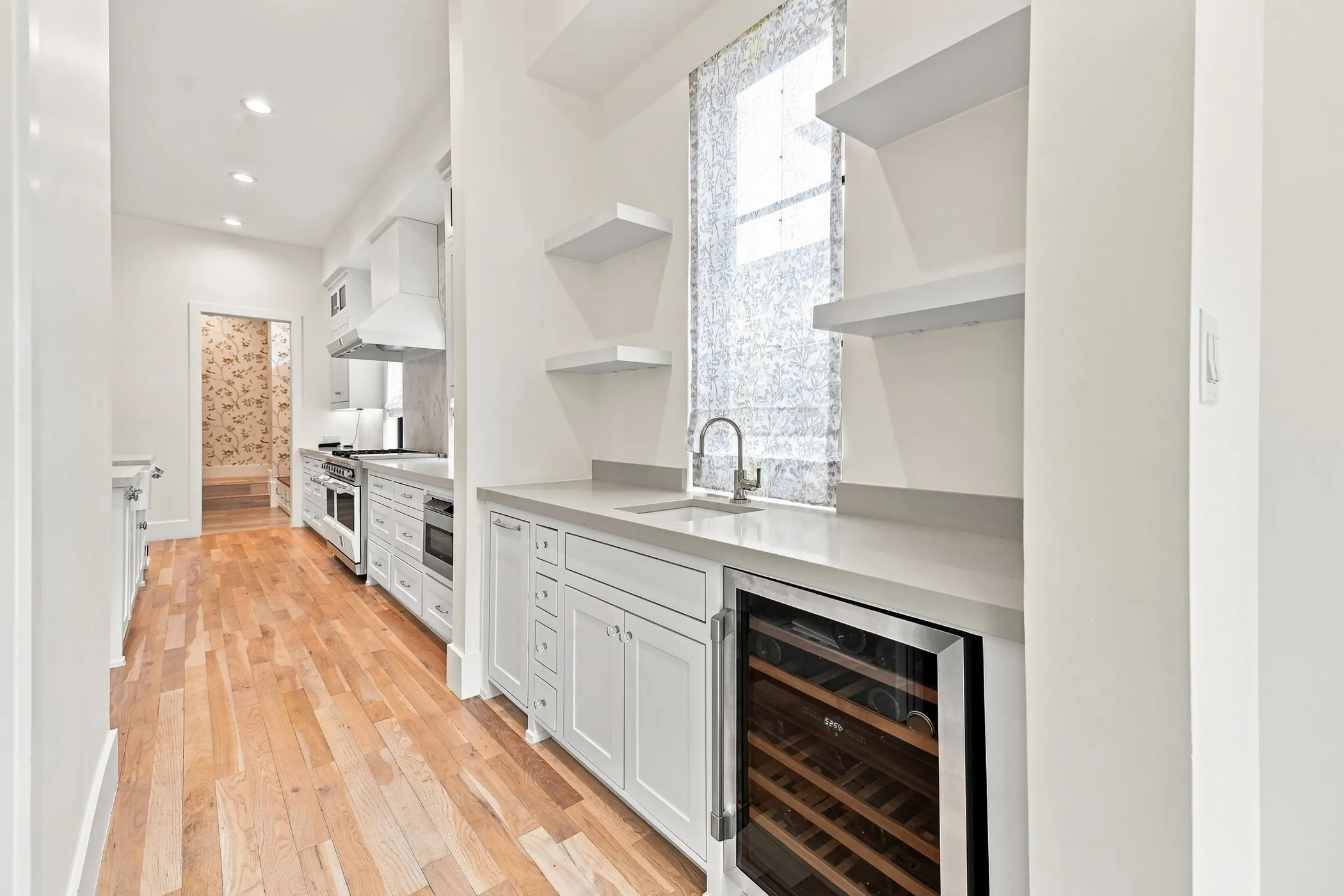 Single Family Residence For Sale in Dallas County , 6516 Kenwood Avenue, Dallas, Texas 75214, 5 Bedroom, 6 Bathroom, 2 Garage spaces, 5,306 Sqft, built in 2020, mls#21377041, Real Estate Agent in Dallas, Homes For Sale in Dallas county, Homes For Sale in Dallas, Realtor in Dallas Texas, Real Estate Brokerage Independent Realty Texas, Luminita Cordes Realtor