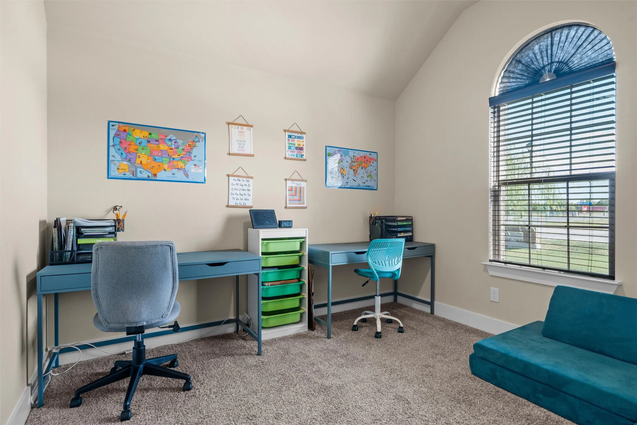 Arched window with blinds, vaulted ceiling, and neutral-toned wall paint