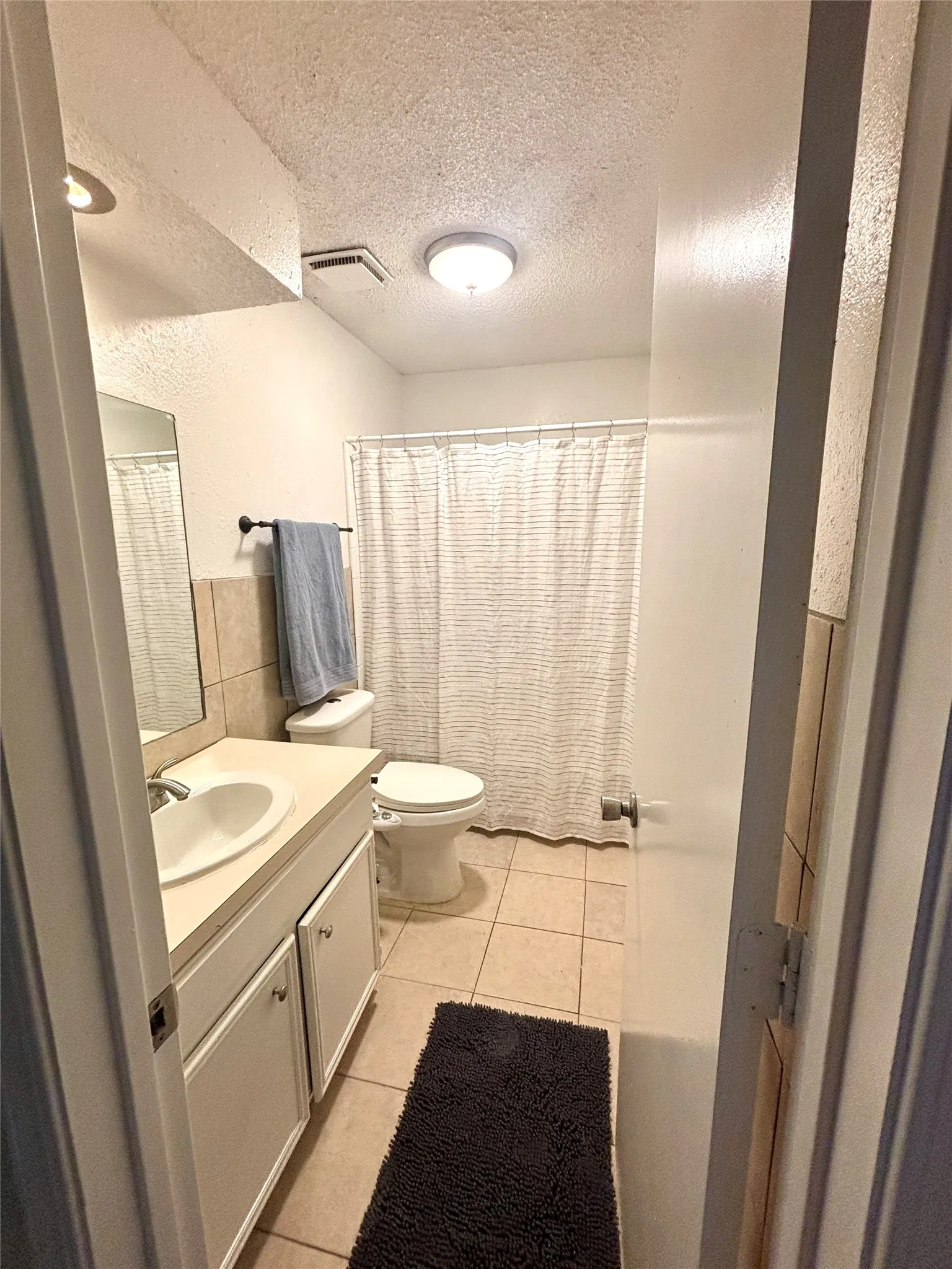 Hallway bathroom is located in between bedrooms