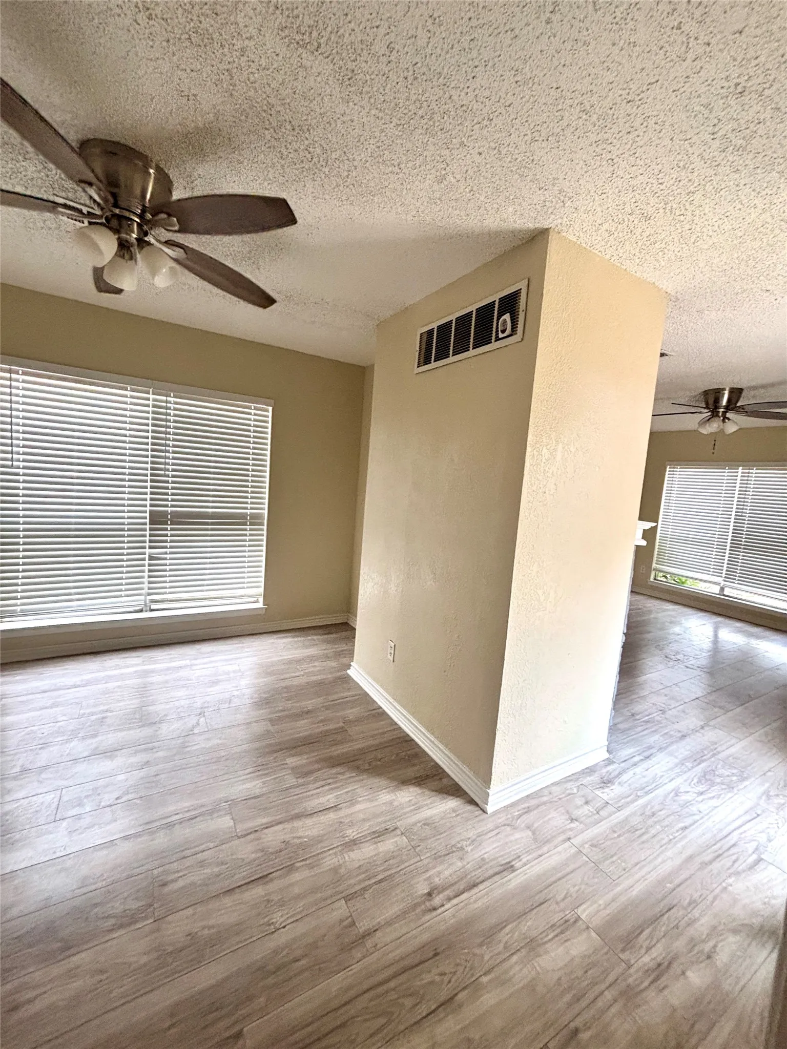 Duplex For Rent in Tarrant County , 2760 Parkchester Drive, Arlington, Texas 76015, 2 Bedroom, 2 Bathroom, 2 Garage spaces, 1,361 Sqft, built in 1979, mls#21377236, Real Estate Agent in Arlington, Homes For Rent in Tarrant county, Homes For Rent in Arlington, Realtor in Arlington Texas, Real Estate Brokerage Independent Realty Texas, Luminita Cordes Realtor
