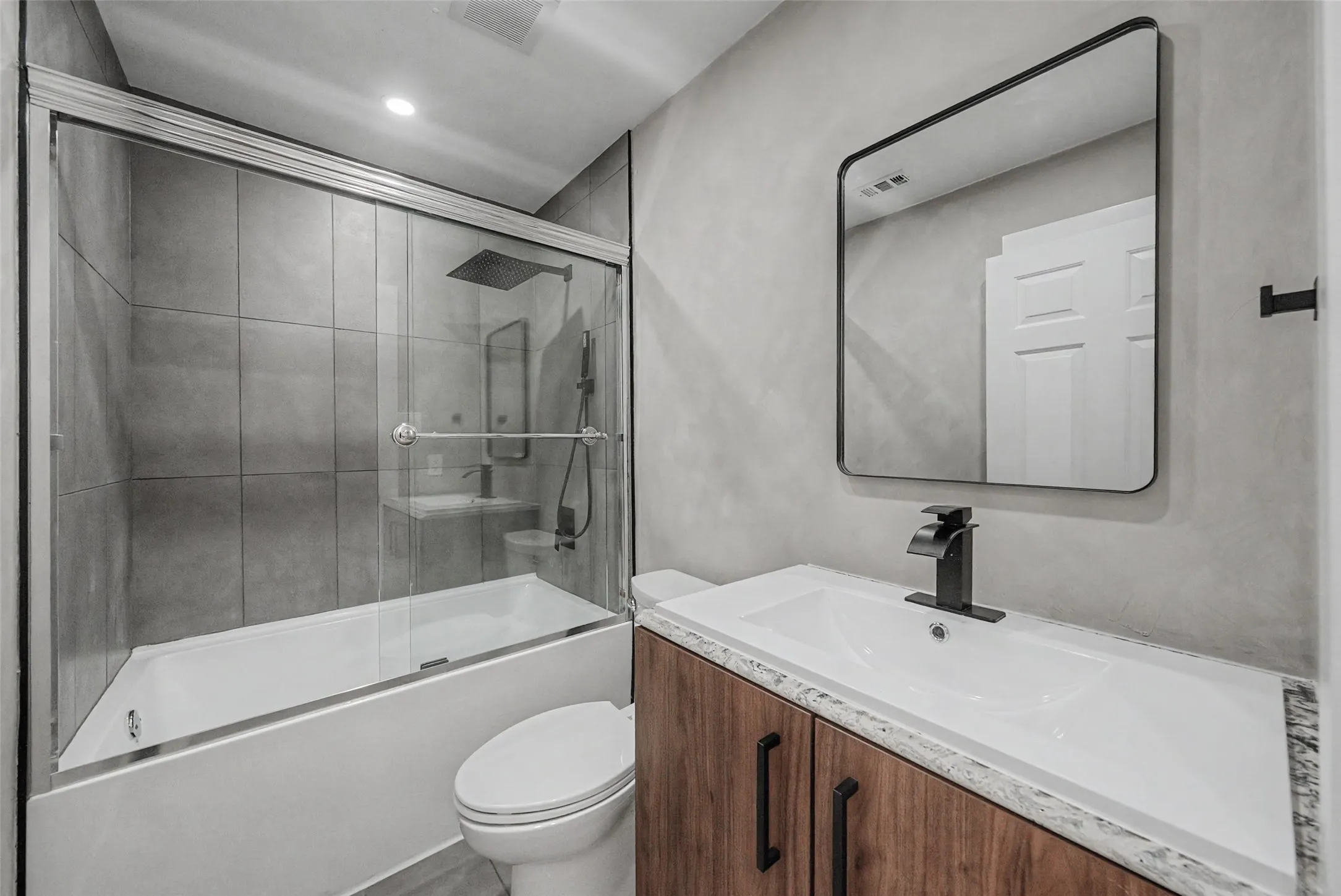 Single Family Residence For Sale in Denton County , 802 Azalia Drive, Lewisville, Texas 75067, 3 Bedroom, 3 Bathroom, 2 Garage spaces, 1,897 Sqft, built in 1992, mls#21378075, Real Estate Agent in Lewisville, Homes For Sale in Denton county, Homes For Sale in Lewisville, Realtor in Lewisville Texas, Real Estate Brokerage Independent Realty Texas, Luminita Cordes Realtor