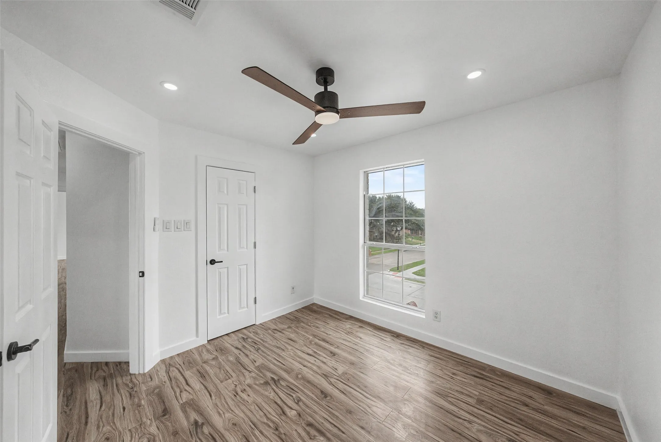 Single Family Residence For Sale in Denton County , 802 Azalia Drive, Lewisville, Texas 75067, 3 Bedroom, 3 Bathroom, 2 Garage spaces, 1,897 Sqft, built in 1992, mls#21378075, Real Estate Agent in Lewisville, Homes For Sale in Denton county, Homes For Sale in Lewisville, Realtor in Lewisville Texas, Real Estate Brokerage Independent Realty Texas, Luminita Cordes Realtor