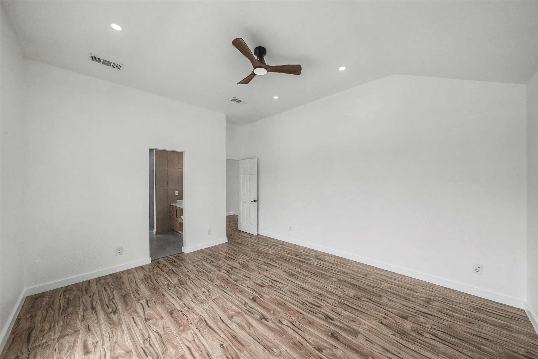 Single Family Residence For Sale in Denton County , 802 Azalia Drive, Lewisville, Texas 75067, 3 Bedroom, 3 Bathroom, 2 Garage spaces, 1,897 Sqft, built in 1992, mls#21378075, Real Estate Agent in Lewisville, Homes For Sale in Denton county, Homes For Sale in Lewisville, Realtor in Lewisville Texas, Real Estate Brokerage Independent Realty Texas, Luminita Cordes Realtor