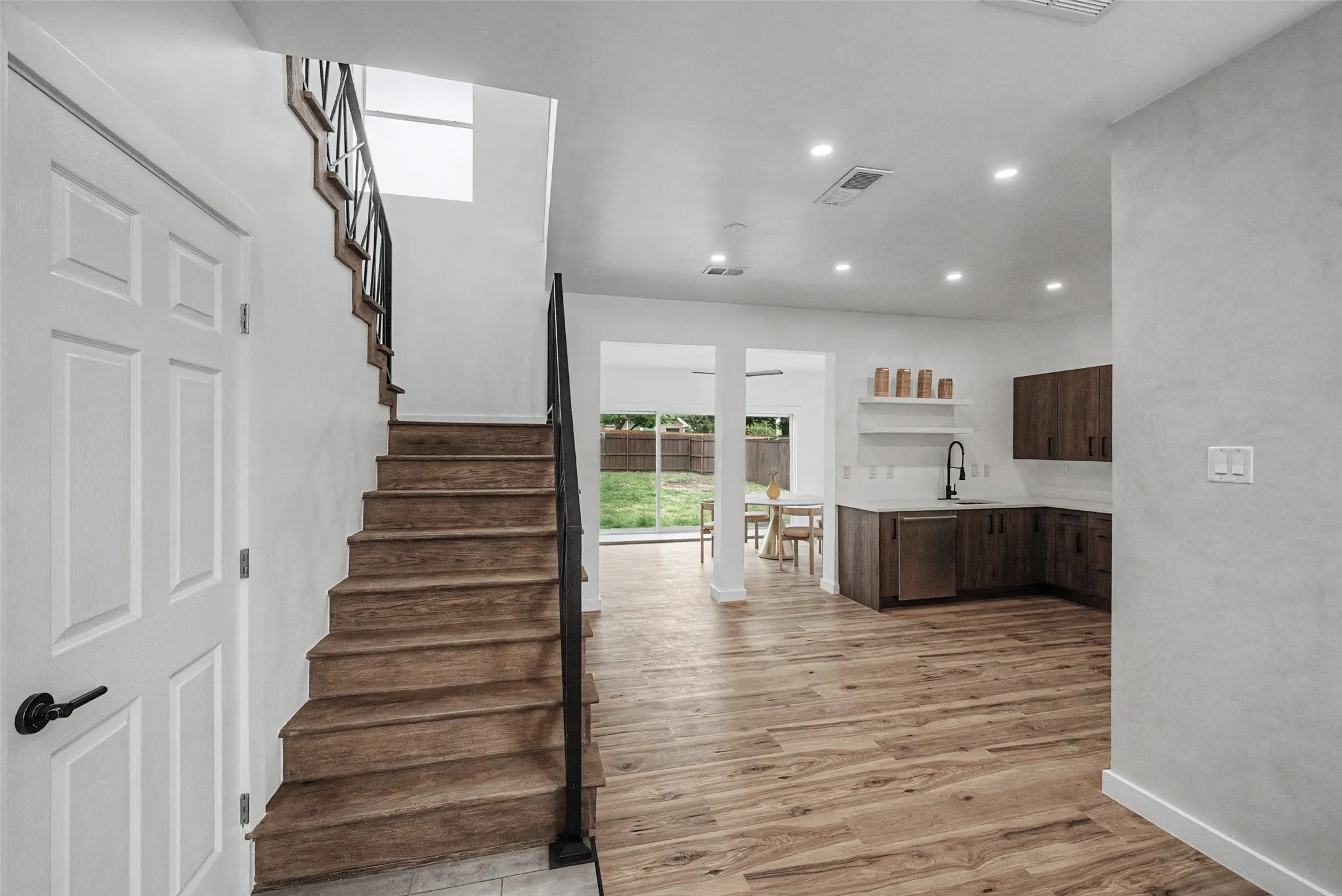Single Family Residence For Sale in Denton County , 802 Azalia Drive, Lewisville, Texas 75067, 3 Bedroom, 3 Bathroom, 2 Garage spaces, 1,897 Sqft, built in 1992, mls#21378075, Real Estate Agent in Lewisville, Homes For Sale in Denton county, Homes For Sale in Lewisville, Realtor in Lewisville Texas, Real Estate Brokerage Independent Realty Texas, Luminita Cordes Realtor