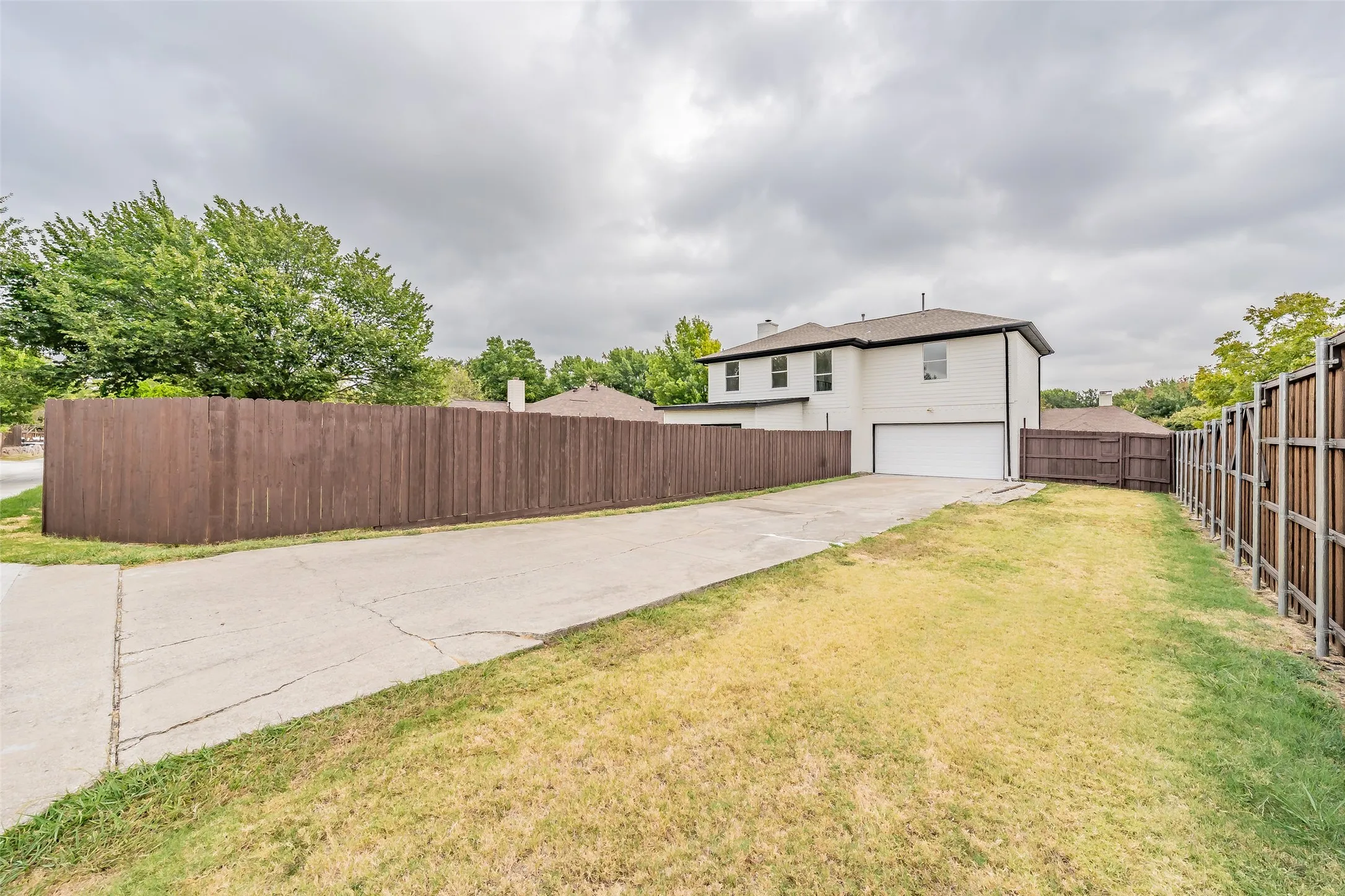 Single Family Residence For Sale in Denton County , 802 Azalia Drive, Lewisville, Texas 75067, 3 Bedroom, 3 Bathroom, 2 Garage spaces, 1,897 Sqft, built in 1992, mls#21378075, Real Estate Agent in Lewisville, Homes For Sale in Denton county, Homes For Sale in Lewisville, Realtor in Lewisville Texas, Real Estate Brokerage Independent Realty Texas, Luminita Cordes Realtor