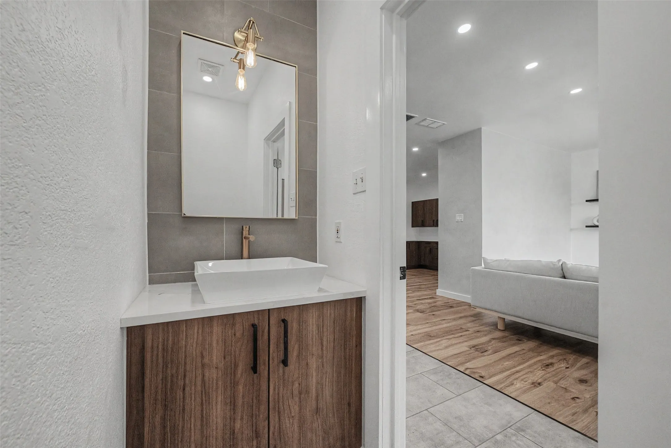 Single Family Residence For Sale in Denton County , 802 Azalia Drive, Lewisville, Texas 75067, 3 Bedroom, 3 Bathroom, 2 Garage spaces, 1,897 Sqft, built in 1992, mls#21378075, Real Estate Agent in Lewisville, Homes For Sale in Denton county, Homes For Sale in Lewisville, Realtor in Lewisville Texas, Real Estate Brokerage Independent Realty Texas, Luminita Cordes Realtor
