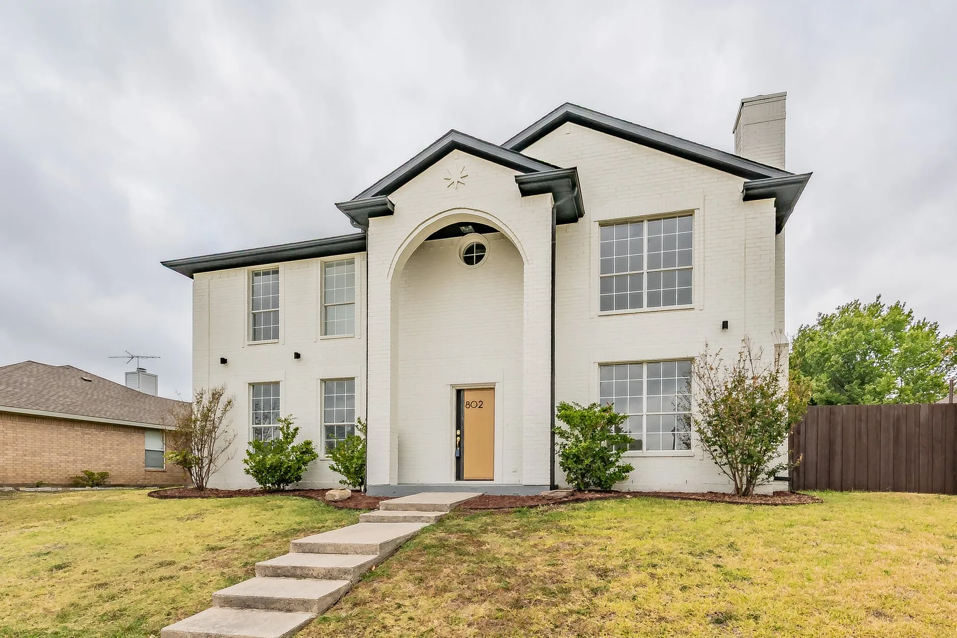 Single Family Residence For Sale in Denton County , 802 Azalia Drive, Lewisville, Texas 75067, 3 Bedroom, 3 Bathroom, 2 Garage spaces, 1,897 Sqft, built in 1992, mls#21378075, Real Estate Agent in Lewisville, Homes For Sale in Denton county, Homes For Sale in Lewisville, Realtor in Lewisville Texas, Real Estate Brokerage Independent Realty Texas, Luminita Cordes Realtor