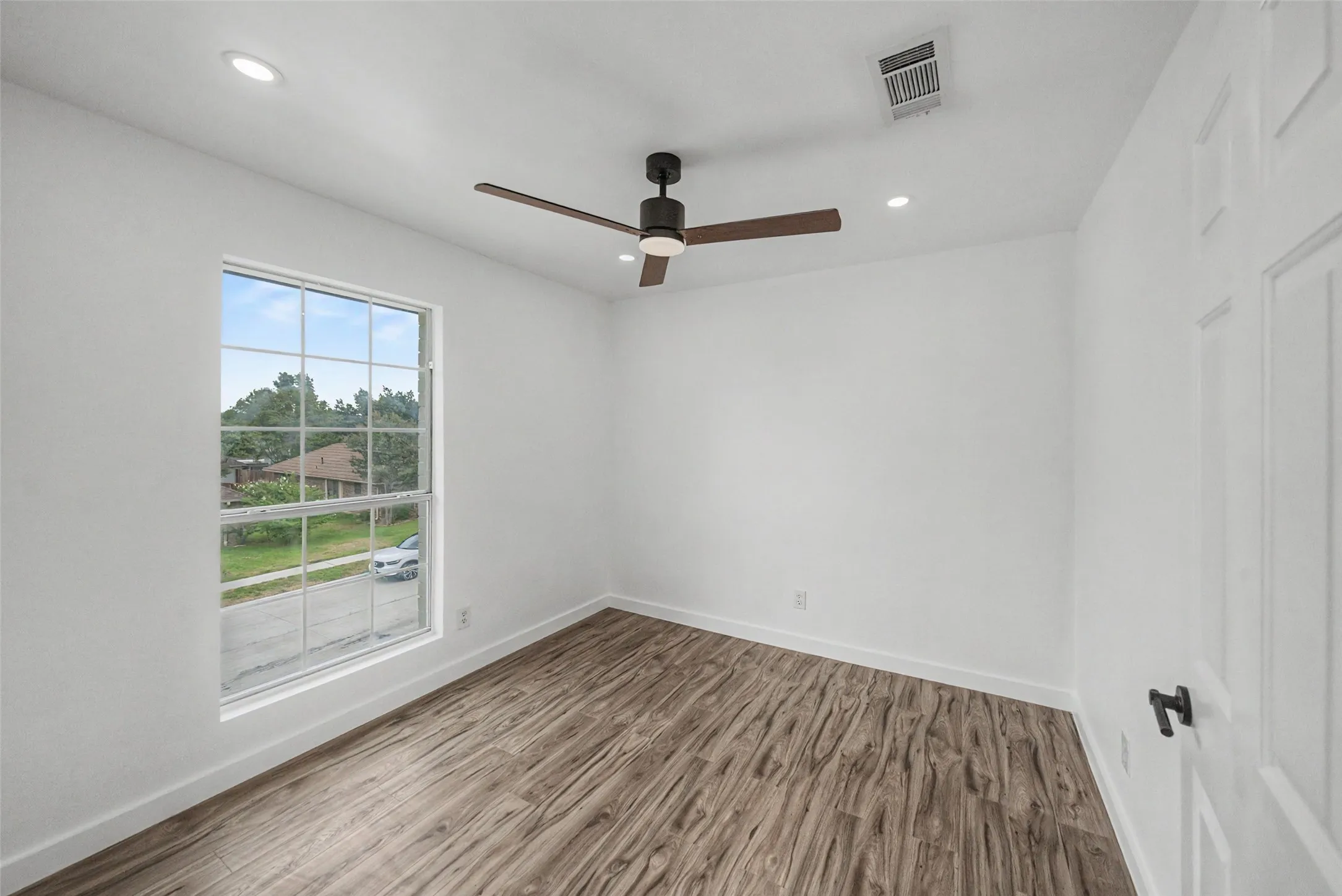 Single Family Residence For Sale in Denton County , 802 Azalia Drive, Lewisville, Texas 75067, 3 Bedroom, 3 Bathroom, 2 Garage spaces, 1,897 Sqft, built in 1992, mls#21378075, Real Estate Agent in Lewisville, Homes For Sale in Denton county, Homes For Sale in Lewisville, Realtor in Lewisville Texas, Real Estate Brokerage Independent Realty Texas, Luminita Cordes Realtor