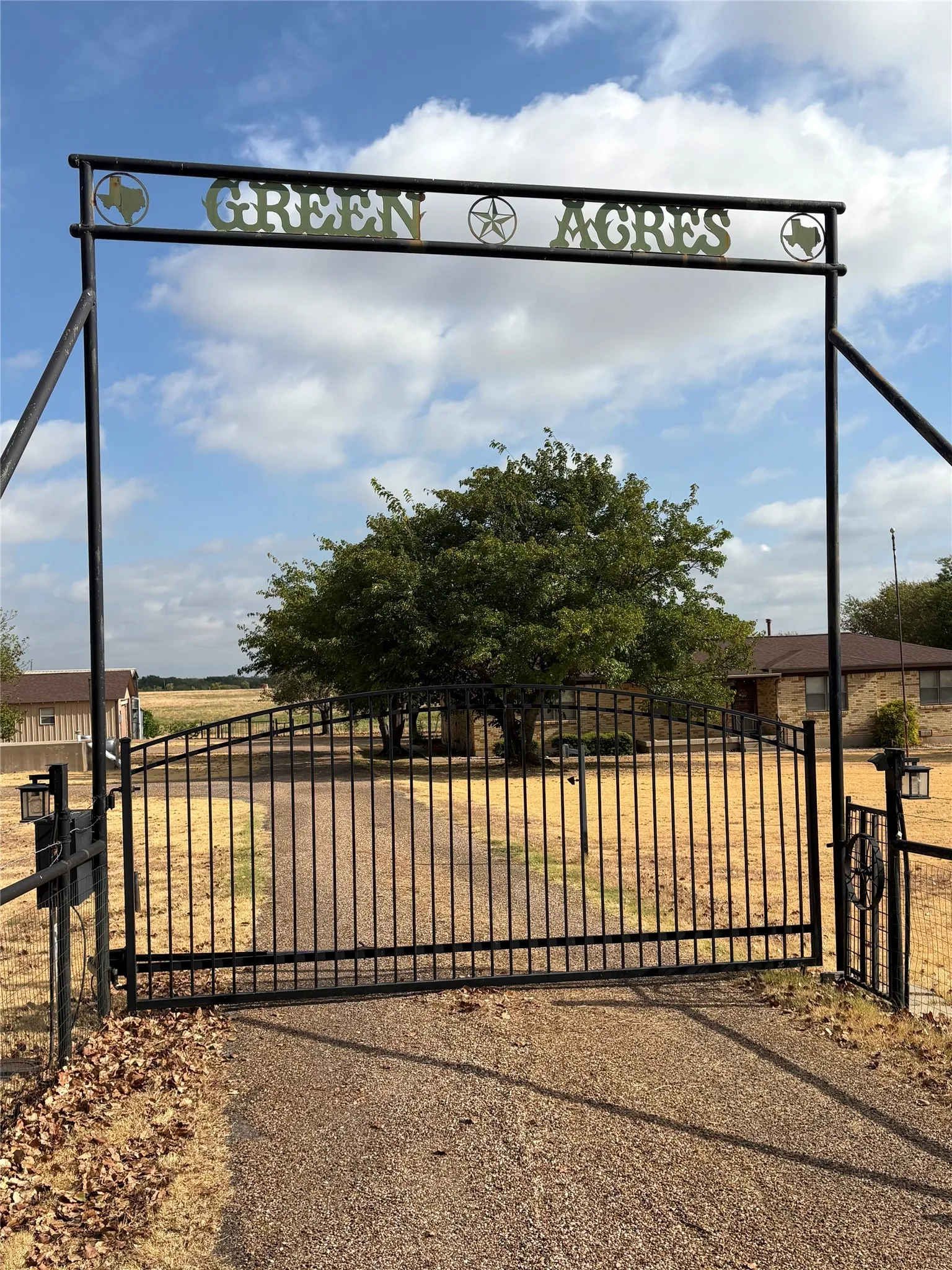 Single Family Residence For Sale in Wise County , 1387 Hickory Street, Rhome, Texas 76078, 4 Bedroom, 3 Bathroom, 3 Garage spaces, 2,221 Sqft, built in 1973, mls#21373623, Real Estate Agent in Rhome, Homes For Sale in Wise county, Homes For Sale in Rhome, Realtor in Rhome Texas, Real Estate Brokerage Independent Realty Texas, Luminita Cordes Realtor