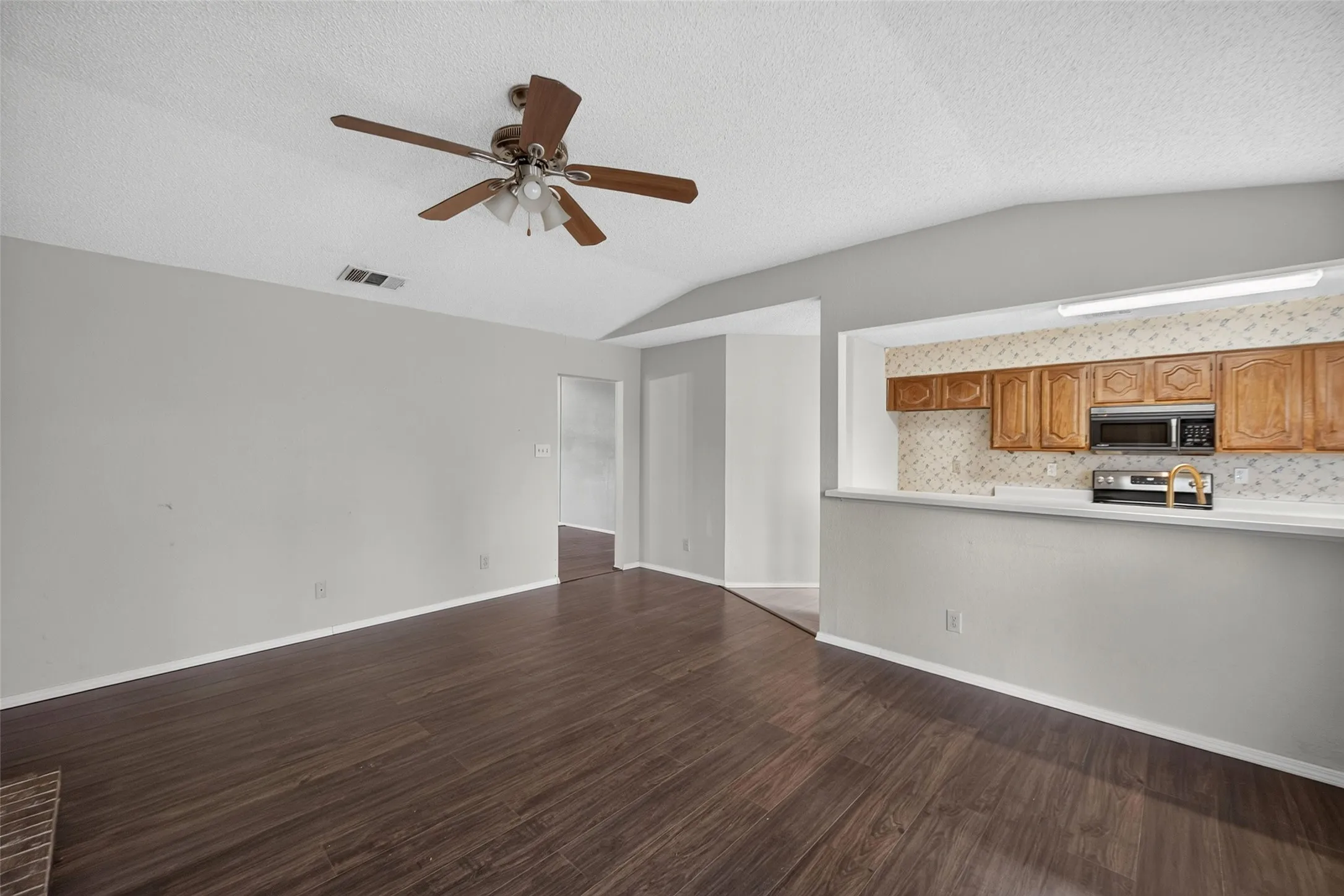 Single Family Residence For Rent in Rockwall County , 9421 Willard Street, Rowlett, Texas 75088, 4 Bedroom, 2 Bathroom, 2 Garage spaces, 2,078 Sqft, built in 1986, mls#21375985, Real Estate Agent in Rowlett, Homes For Rent in Rockwall county, Homes For Rent in Rowlett, Realtor in Rowlett Texas, Real Estate Brokerage Independent Realty Texas, Luminita Cordes Realtor