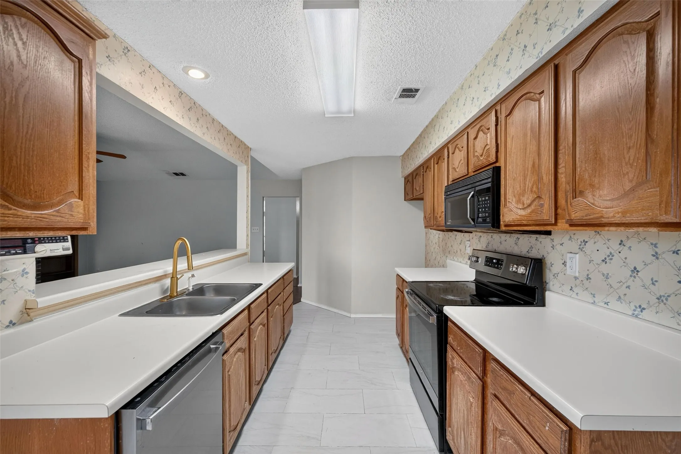 Single Family Residence For Rent in Rockwall County , 9421 Willard Street, Rowlett, Texas 75088, 4 Bedroom, 2 Bathroom, 2 Garage spaces, 2,078 Sqft, built in 1986, mls#21375985, Real Estate Agent in Rowlett, Homes For Rent in Rockwall county, Homes For Rent in Rowlett, Realtor in Rowlett Texas, Real Estate Brokerage Independent Realty Texas, Luminita Cordes Realtor