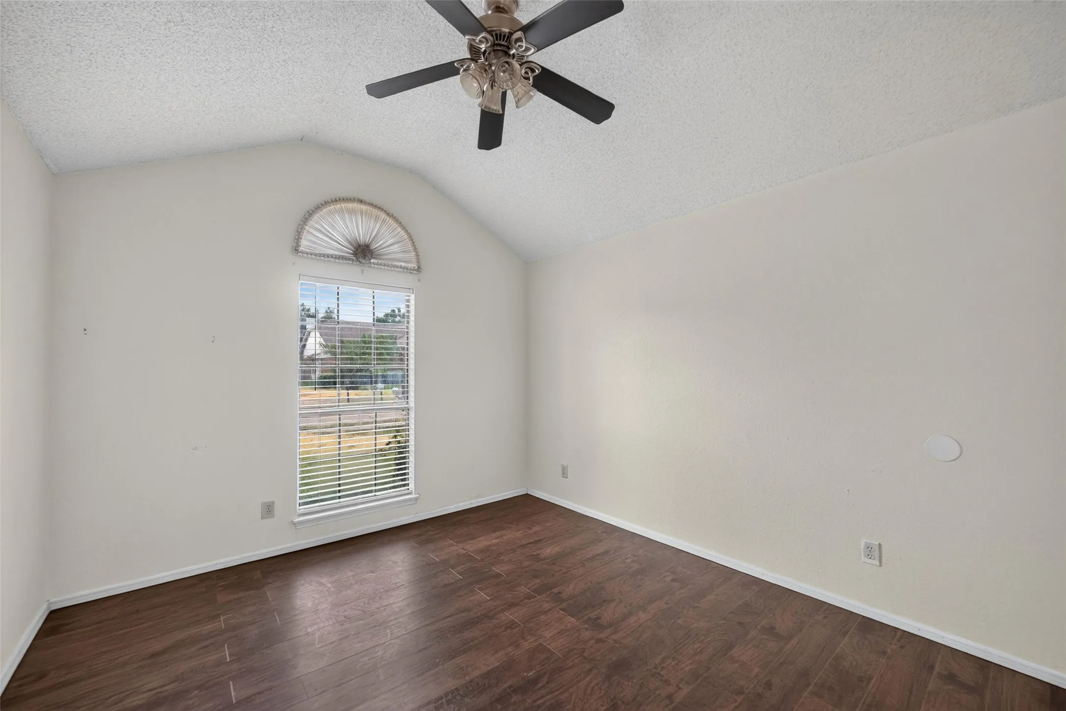 Single Family Residence For Rent in Rockwall County , 9421 Willard Street, Rowlett, Texas 75088, 4 Bedroom, 2 Bathroom, 2 Garage spaces, 2,078 Sqft, built in 1986, mls#21375985, Real Estate Agent in Rowlett, Homes For Rent in Rockwall county, Homes For Rent in Rowlett, Realtor in Rowlett Texas, Real Estate Brokerage Independent Realty Texas, Luminita Cordes Realtor
