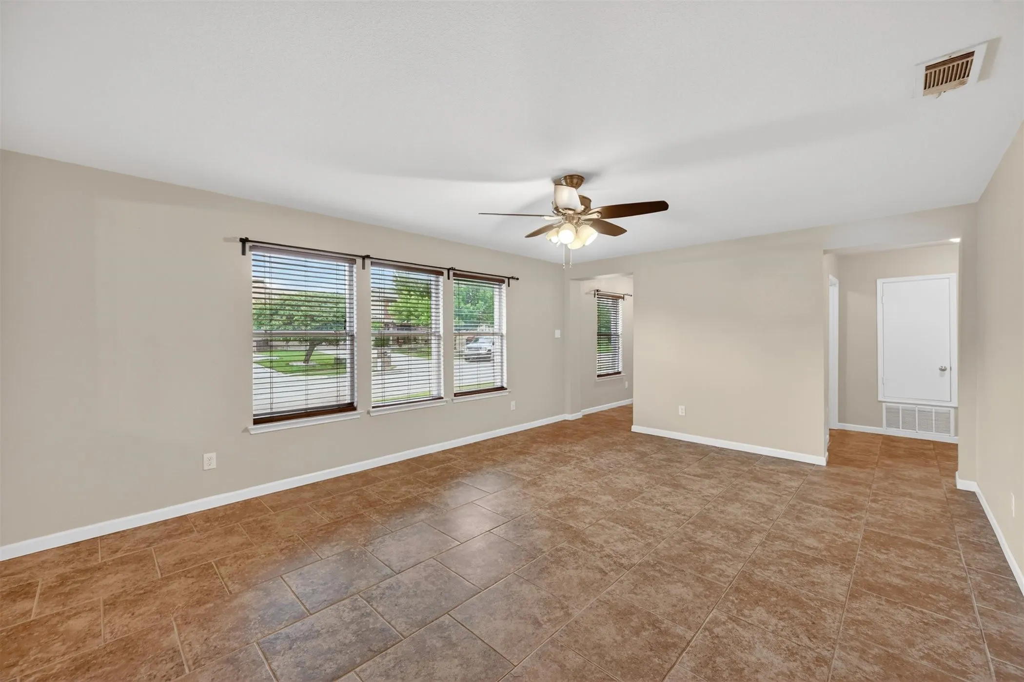 Single Family Residence For Rent in Tarrant County , 9133 Sun Haven Way, Fort Worth, Texas 76244, 3 Bedroom, 2 Bathroom, 2 Garage spaces, 1,610 Sqft, built in 2010, mls#21378282, Real Estate Agent in Fort Worth, Homes For Rent in Tarrant county, Homes For Rent in Fort Worth, Realtor in Fort Worth Texas, Real Estate Brokerage Independent Realty Texas, Luminita Cordes Realtor