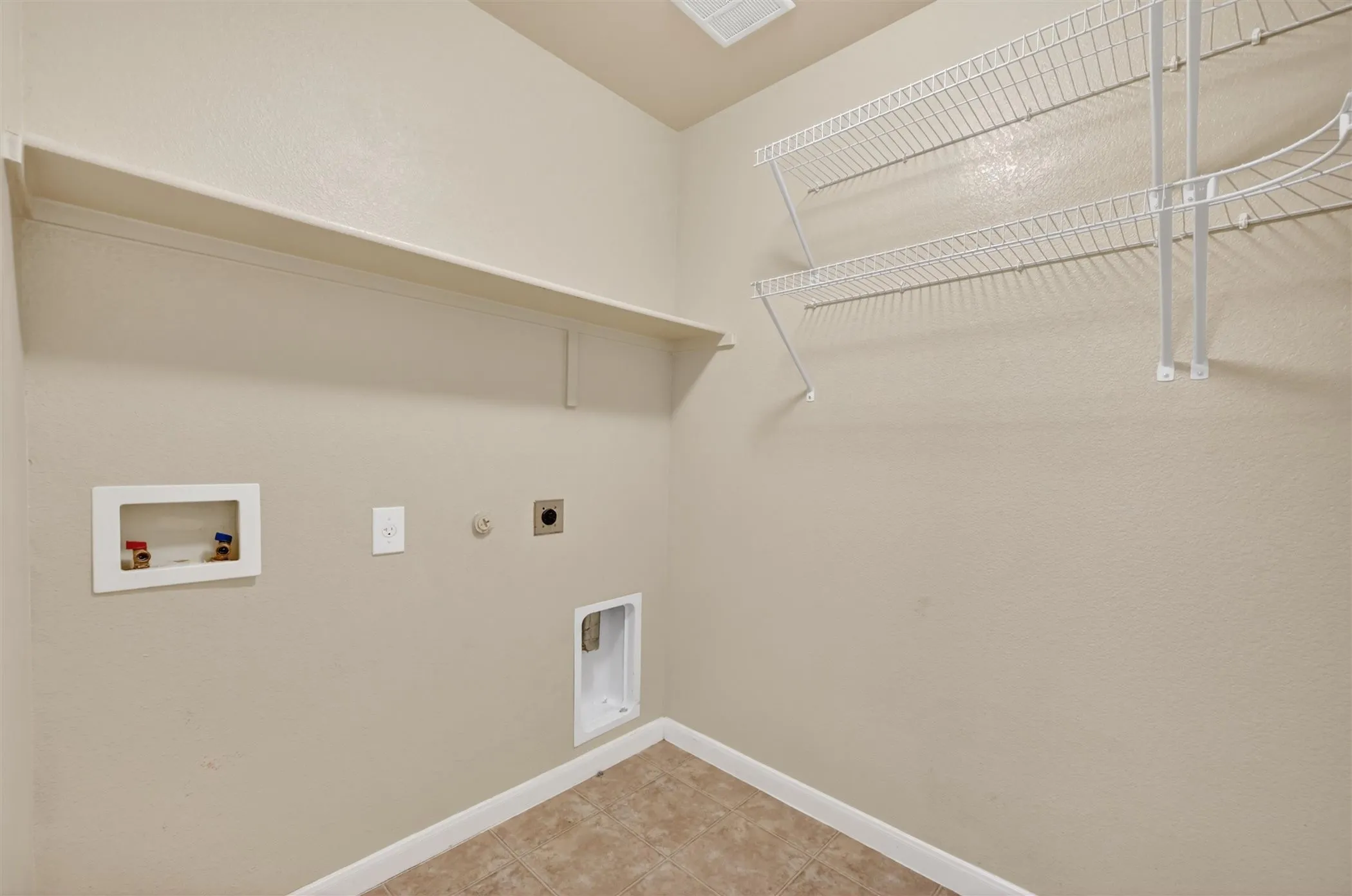 Single Family Residence For Rent in Tarrant County , 9133 Sun Haven Way, Fort Worth, Texas 76244, 3 Bedroom, 2 Bathroom, 2 Garage spaces, 1,610 Sqft, built in 2010, mls#21378282, Real Estate Agent in Fort Worth, Homes For Rent in Tarrant county, Homes For Rent in Fort Worth, Realtor in Fort Worth Texas, Real Estate Brokerage Independent Realty Texas, Luminita Cordes Realtor