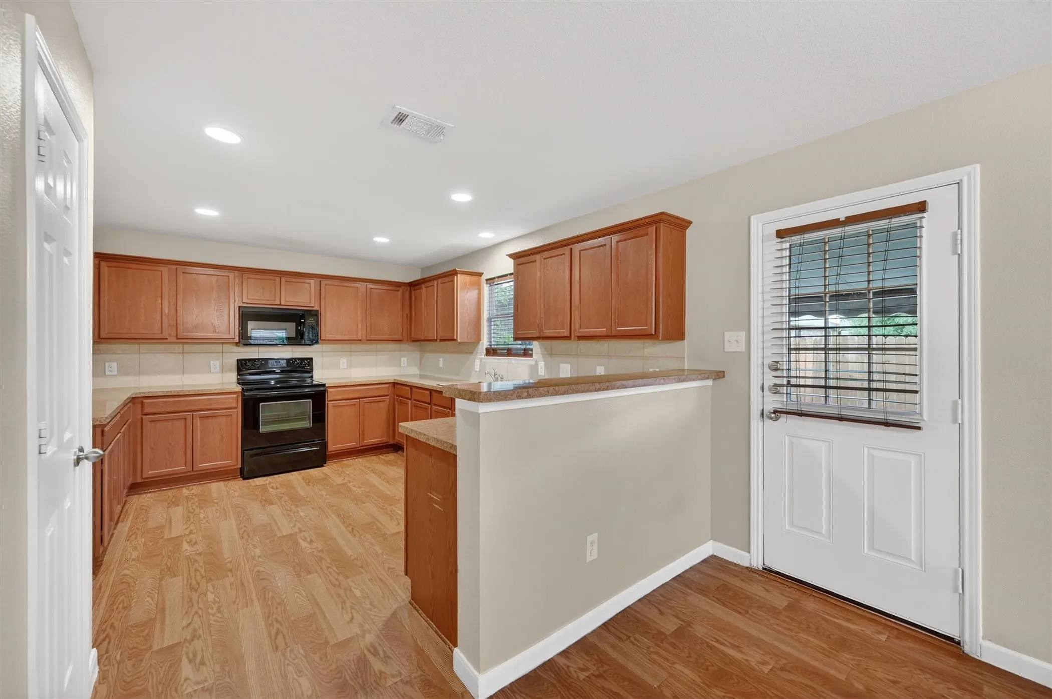 Single Family Residence For Rent in Tarrant County , 9133 Sun Haven Way, Fort Worth, Texas 76244, 3 Bedroom, 2 Bathroom, 2 Garage spaces, 1,610 Sqft, built in 2010, mls#21378282, Real Estate Agent in Fort Worth, Homes For Rent in Tarrant county, Homes For Rent in Fort Worth, Realtor in Fort Worth Texas, Real Estate Brokerage Independent Realty Texas, Luminita Cordes Realtor