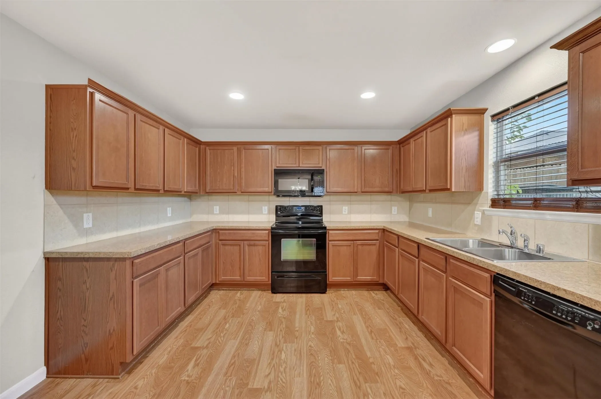 Single Family Residence For Rent in Tarrant County , 9133 Sun Haven Way, Fort Worth, Texas 76244, 3 Bedroom, 2 Bathroom, 2 Garage spaces, 1,610 Sqft, built in 2010, mls#21378282, Real Estate Agent in Fort Worth, Homes For Rent in Tarrant county, Homes For Rent in Fort Worth, Realtor in Fort Worth Texas, Real Estate Brokerage Independent Realty Texas, Luminita Cordes Realtor