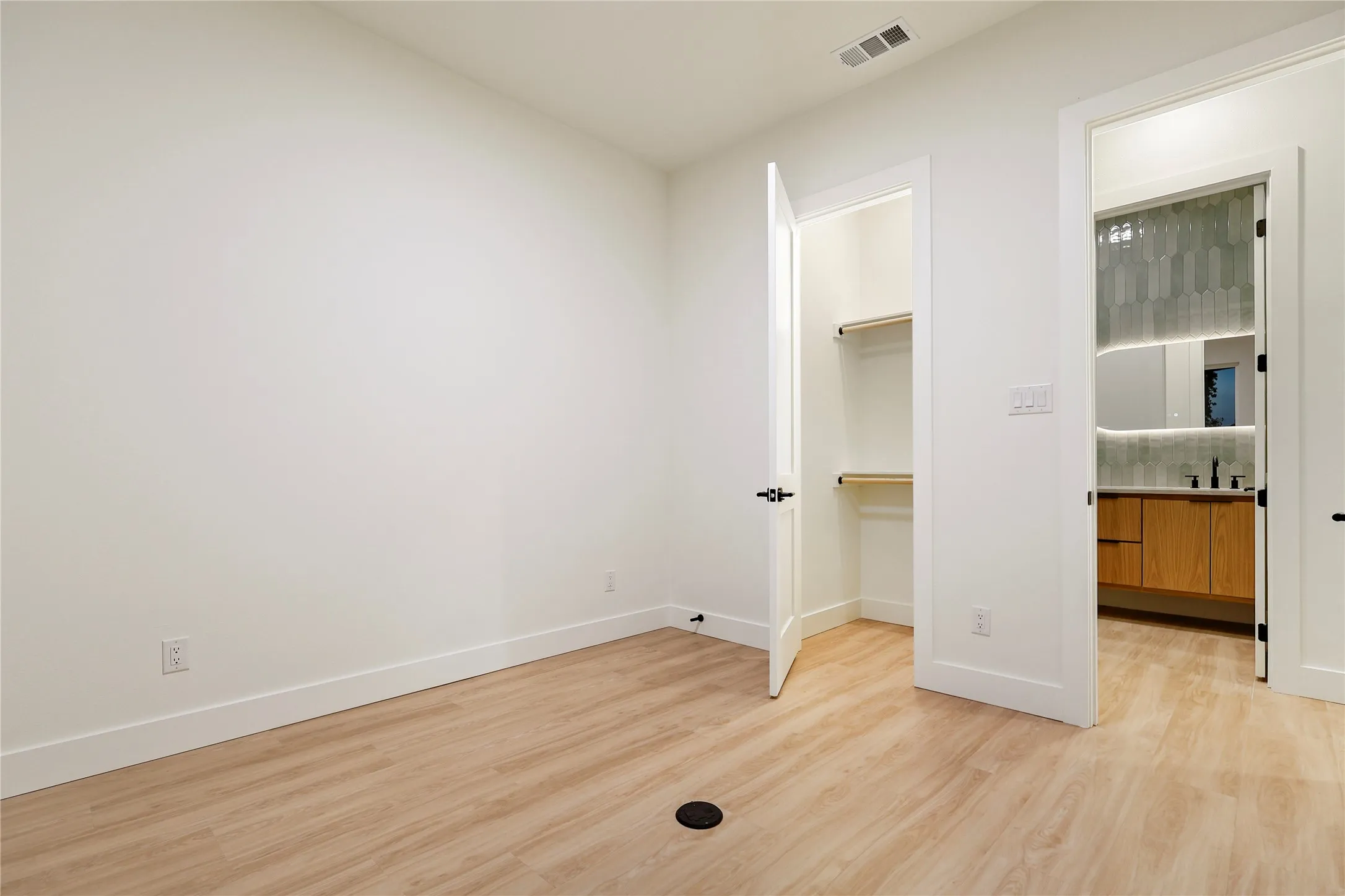 Single Family Residence For Sale in Dallas County , 326 Avenue F, Dallas, Texas 75203, 4 Bedroom, 3 Bathroom, 2 Garage spaces, 2,313 Sqft, built in 2026, mls#21378283, Real Estate Agent in Dallas, Homes For Sale in Dallas county, Homes For Sale in Dallas, Realtor in Dallas Texas, Real Estate Brokerage Independent Realty Texas, Luminita Cordes Realtor