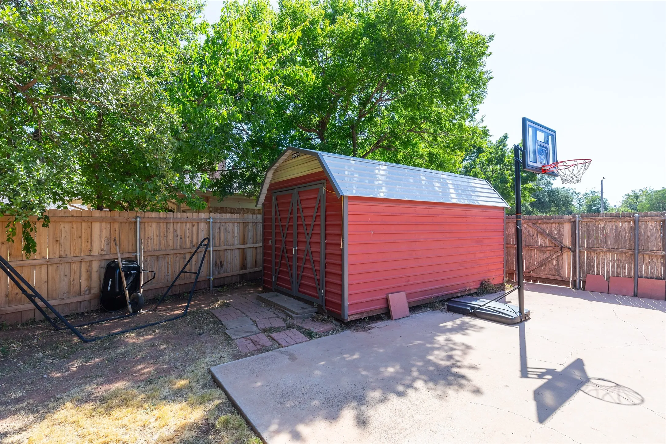 Single Family Residence For Sale in Taylor County , 1842 Elmwood Drive, Abilene, Texas 79605, 4 Bedroom, 3 Bathroom, 2 Garage spaces, 2,938 Sqft, built in 1959, mls#21375633, Real Estate Agent in Abilene, Homes For Sale in Taylor county, Homes For Sale in Abilene, Realtor in Abilene Texas, Real Estate Brokerage Independent Realty Texas, Luminita Cordes Realtor