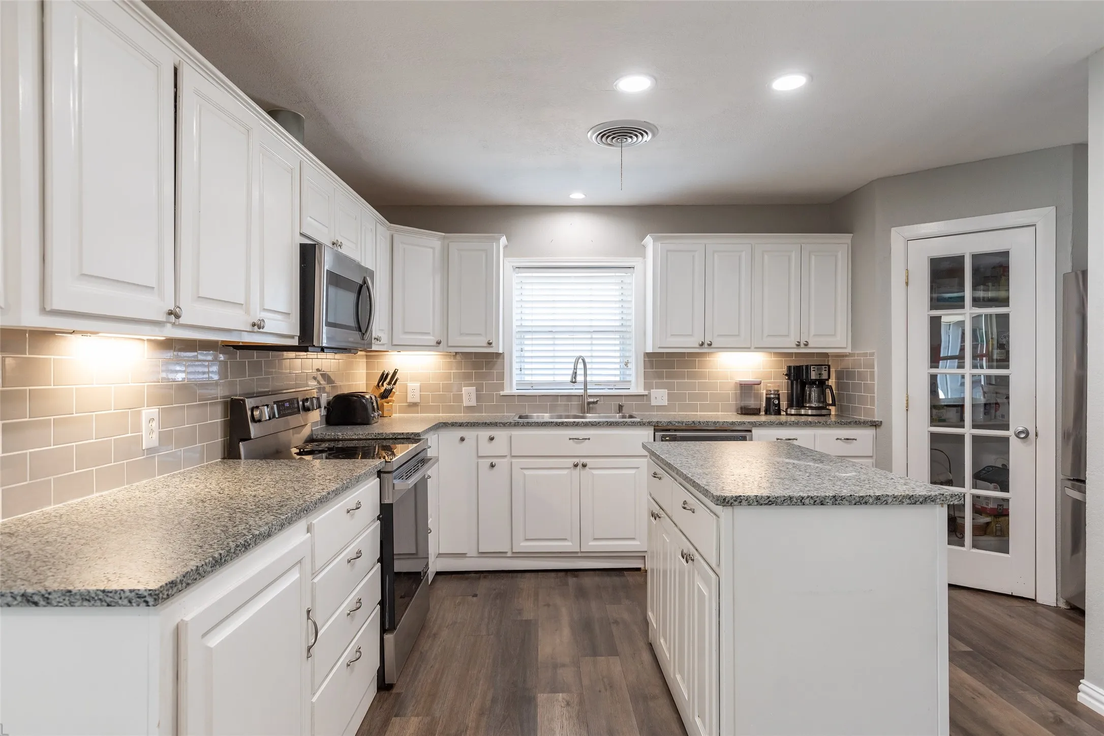 Single Family Residence For Sale in Taylor County , 1842 Elmwood Drive, Abilene, Texas 79605, 4 Bedroom, 3 Bathroom, 2 Garage spaces, 2,938 Sqft, built in 1959, mls#21375633, Real Estate Agent in Abilene, Homes For Sale in Taylor county, Homes For Sale in Abilene, Realtor in Abilene Texas, Real Estate Brokerage Independent Realty Texas, Luminita Cordes Realtor