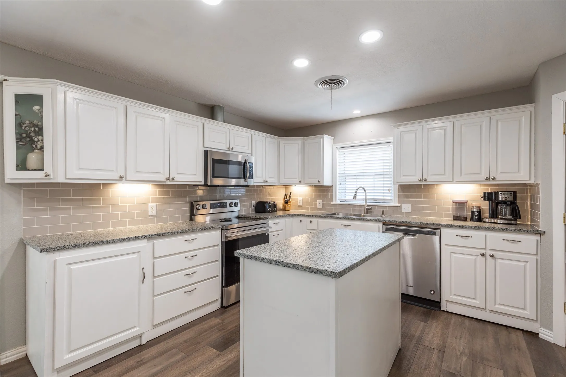 Single Family Residence For Sale in Taylor County , 1842 Elmwood Drive, Abilene, Texas 79605, 4 Bedroom, 3 Bathroom, 2 Garage spaces, 2,938 Sqft, built in 1959, mls#21375633, Real Estate Agent in Abilene, Homes For Sale in Taylor county, Homes For Sale in Abilene, Realtor in Abilene Texas, Real Estate Brokerage Independent Realty Texas, Luminita Cordes Realtor