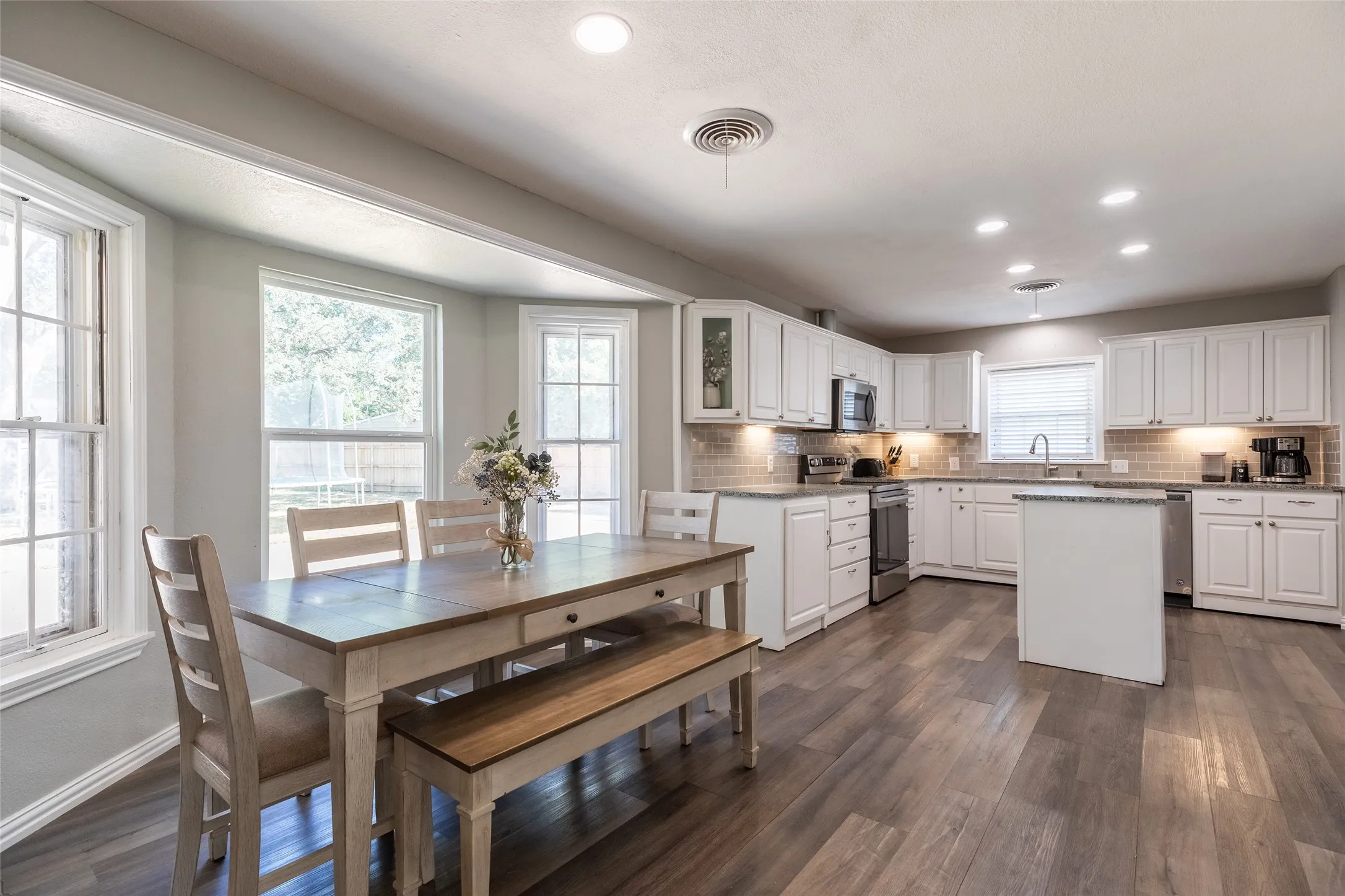 Single Family Residence For Sale in Taylor County , 1842 Elmwood Drive, Abilene, Texas 79605, 4 Bedroom, 3 Bathroom, 2 Garage spaces, 2,938 Sqft, built in 1959, mls#21375633, Real Estate Agent in Abilene, Homes For Sale in Taylor county, Homes For Sale in Abilene, Realtor in Abilene Texas, Real Estate Brokerage Independent Realty Texas, Luminita Cordes Realtor